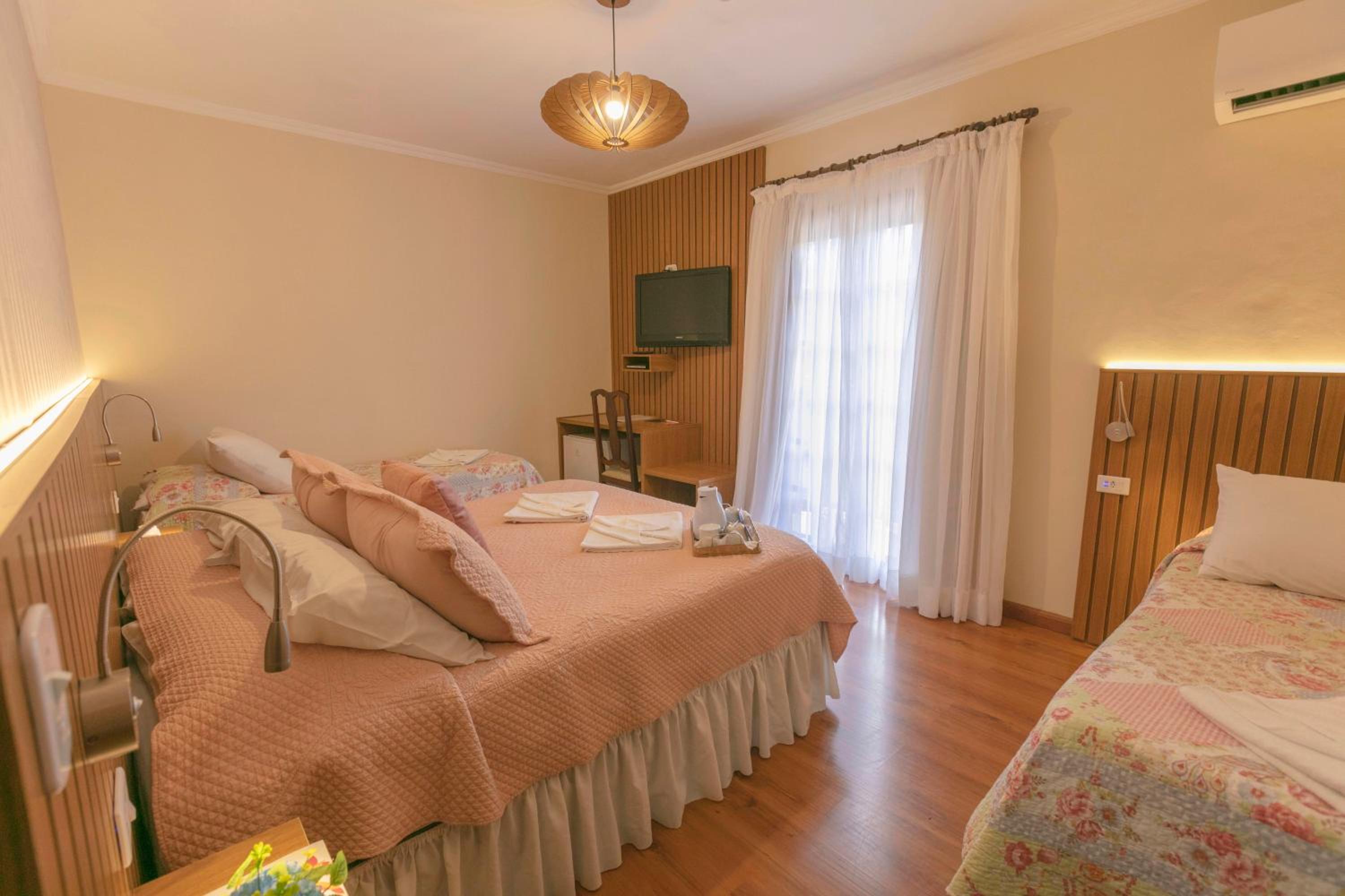 Luxury Triple Room with Balcony thumbnail 6