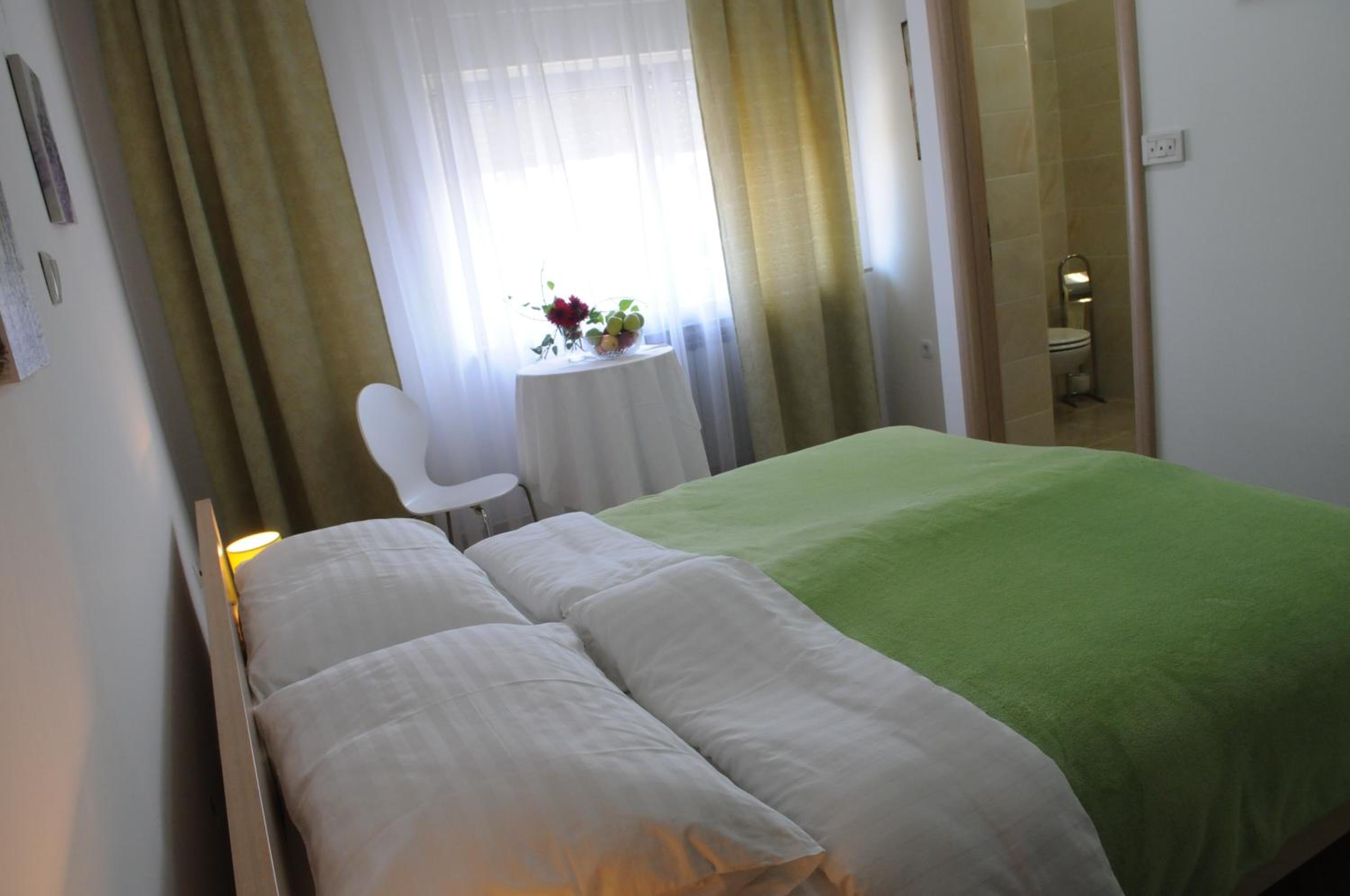 Double Room - Photo 7