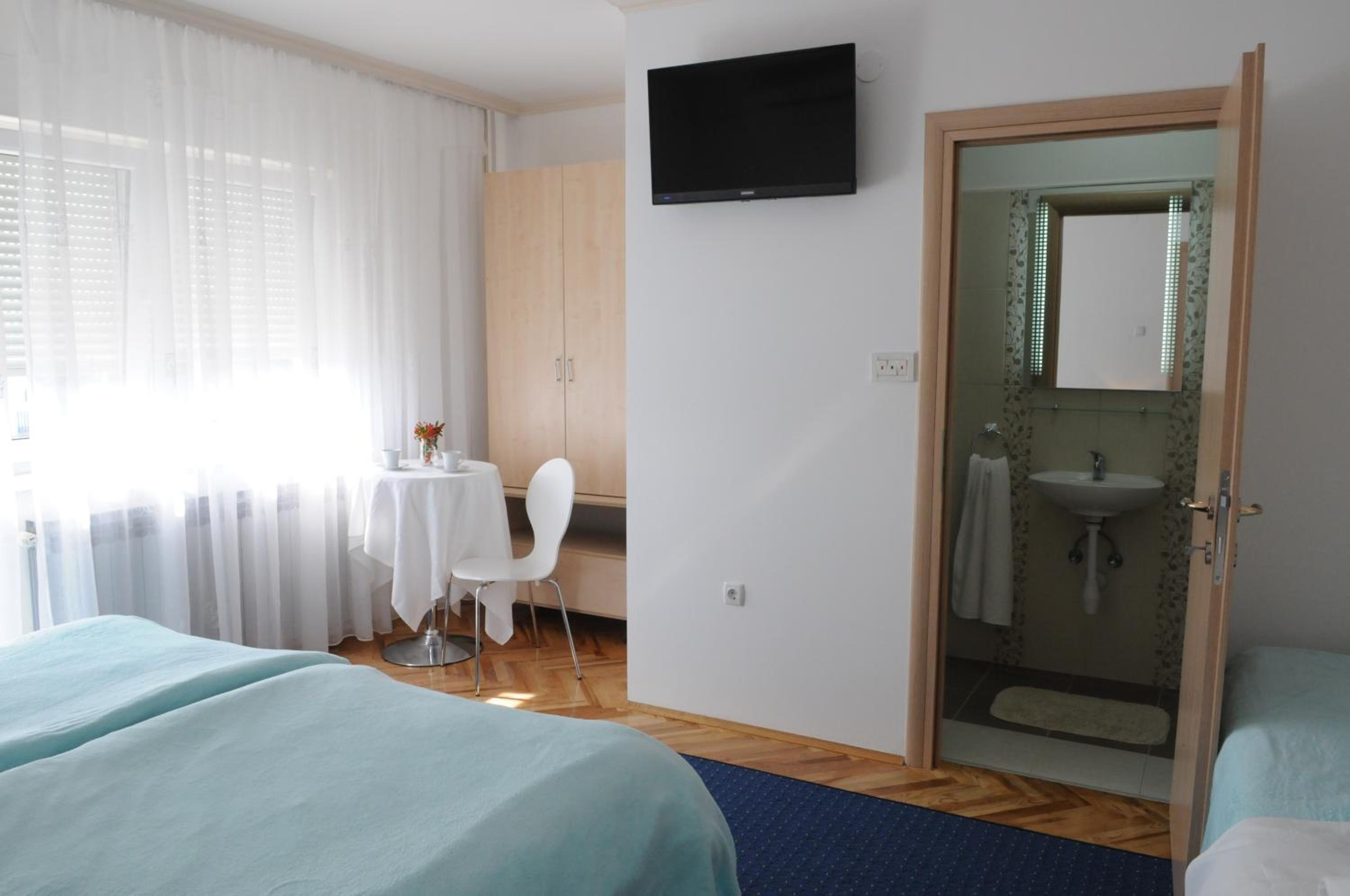 Triple Room - Photo 10