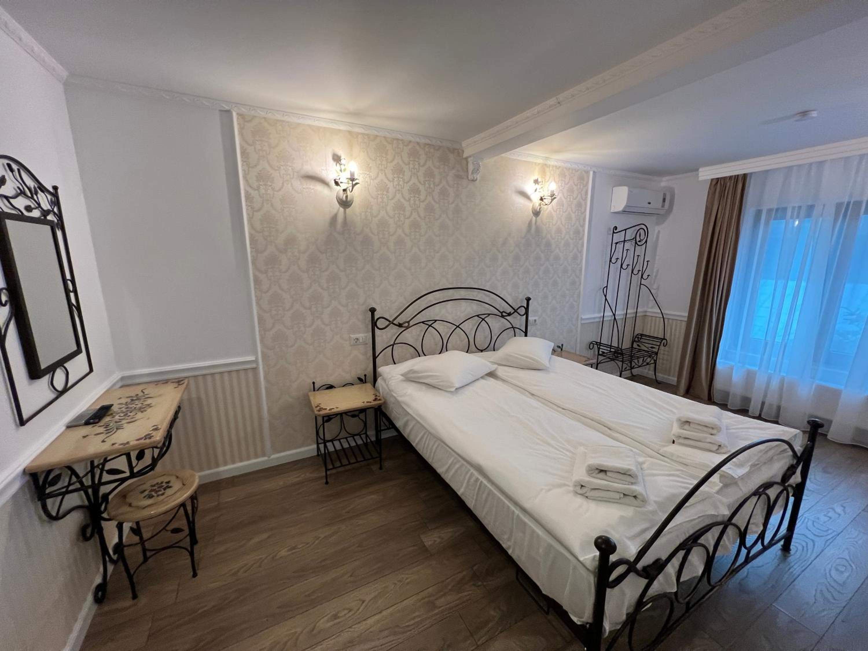 Standard Queen Room - Photo 1