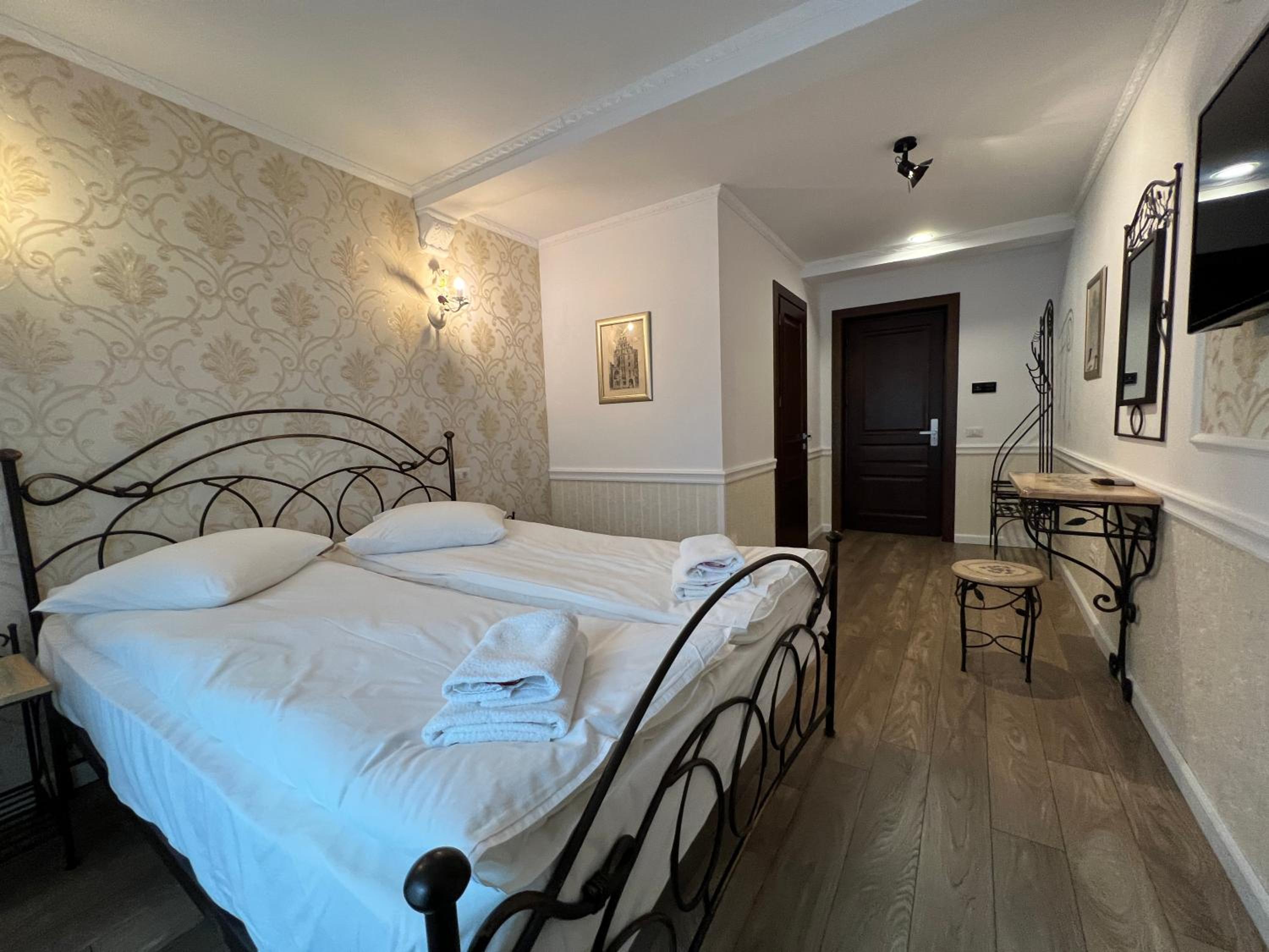Deluxe Queen Room - Photo 9