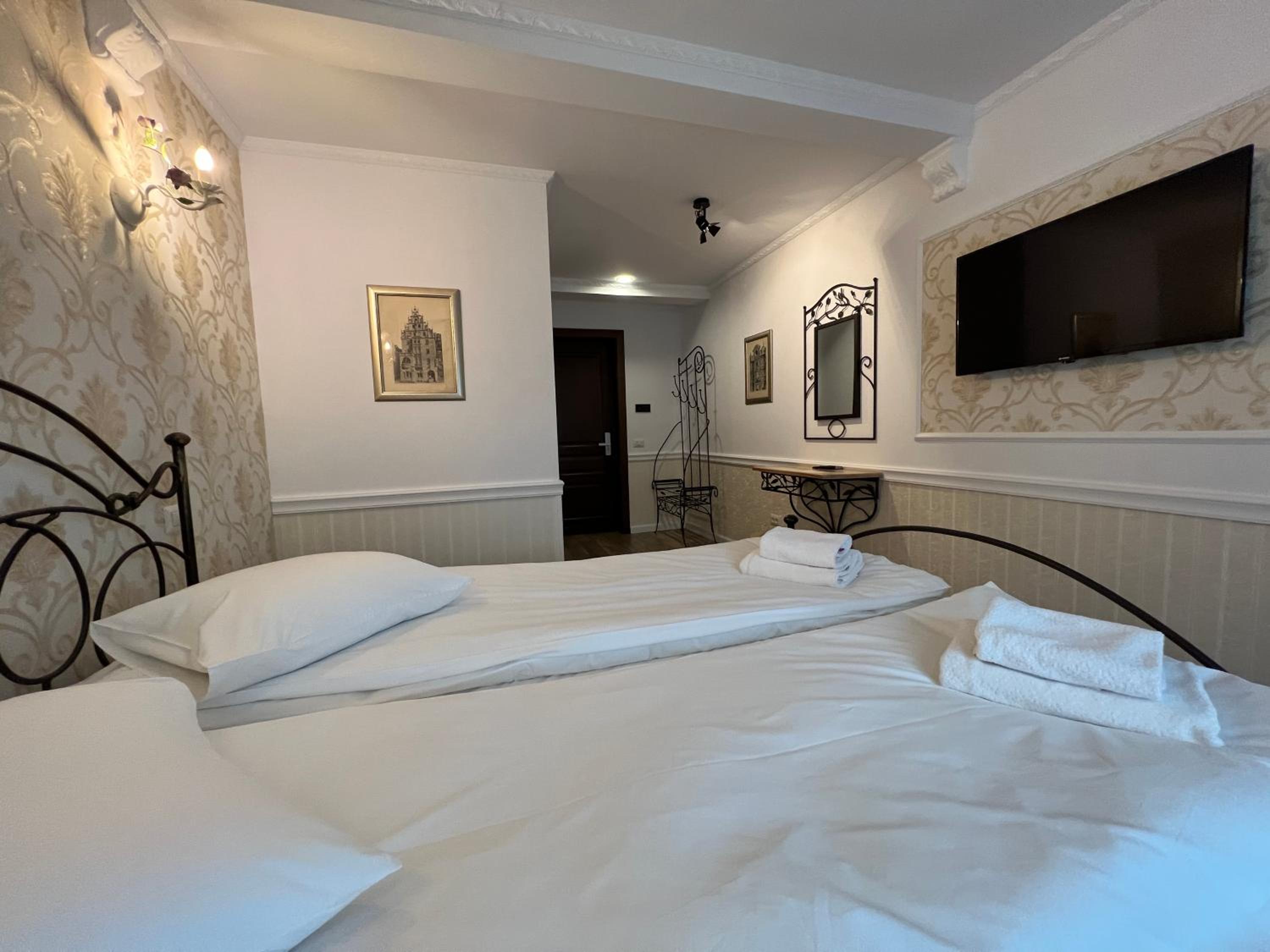 Deluxe Queen Room - Photo 10