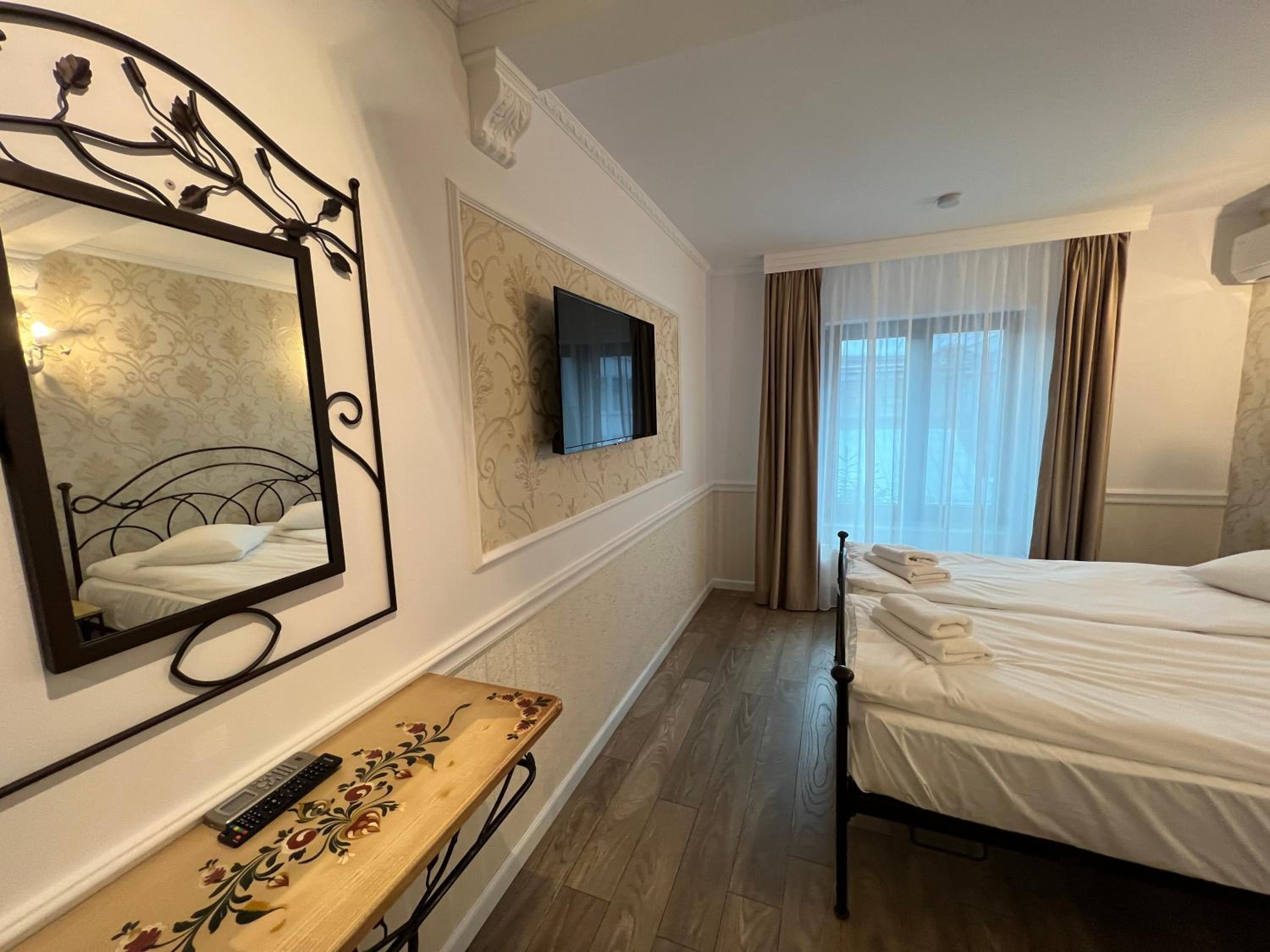 Superior King Room - Photo 8