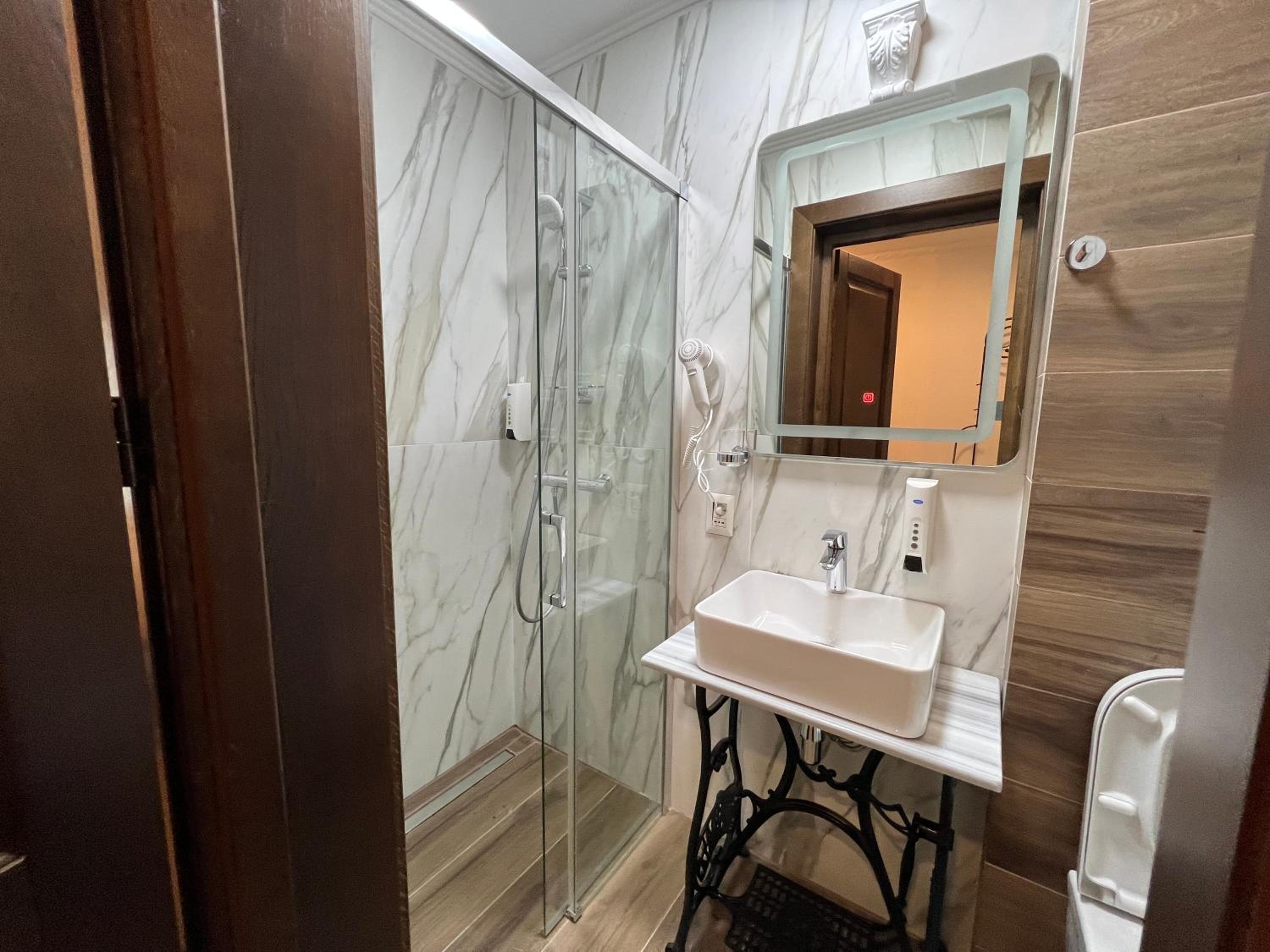 Deluxe Queen Room - Photo 12