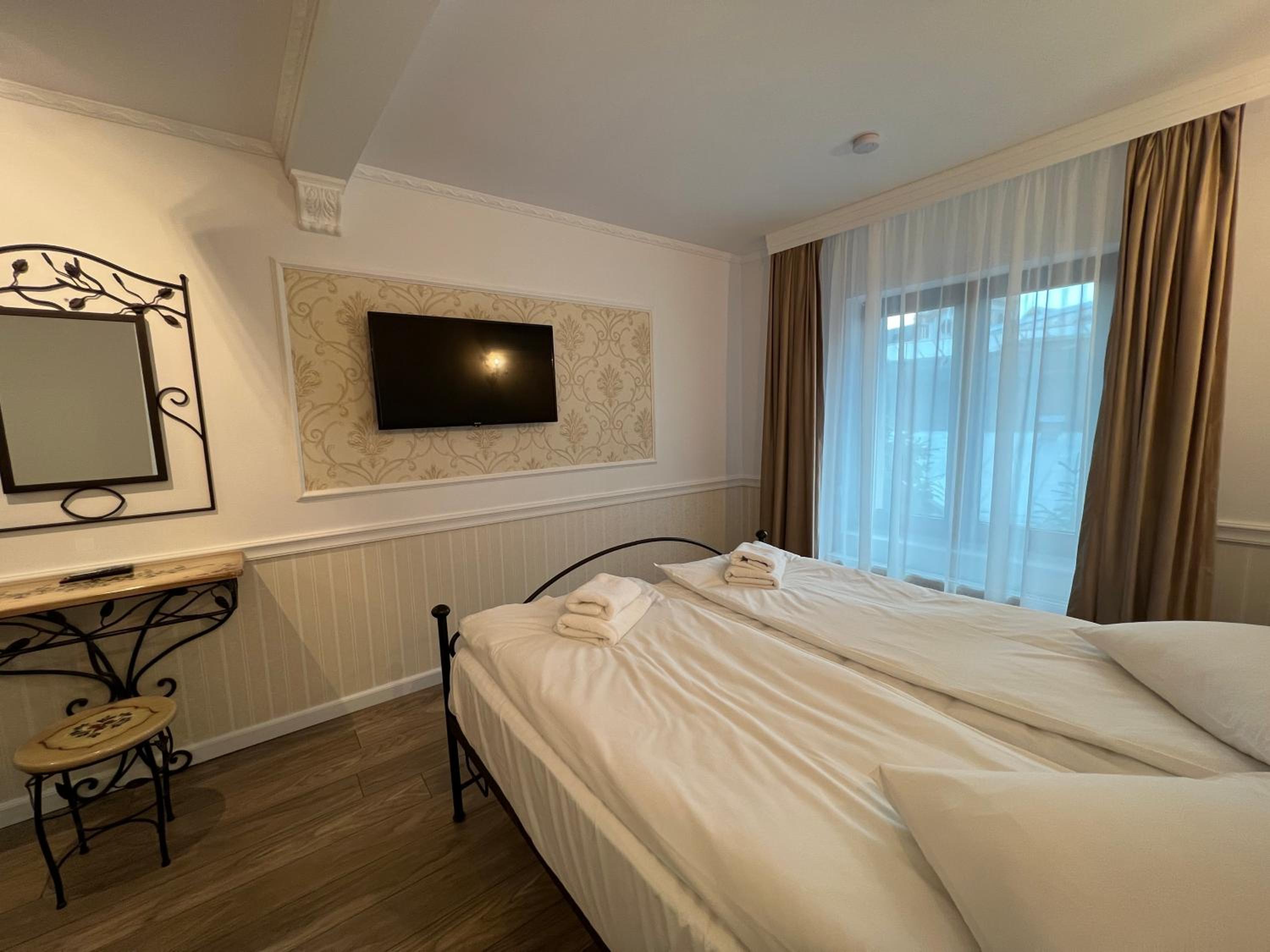 Deluxe Queen Room - Photo 13