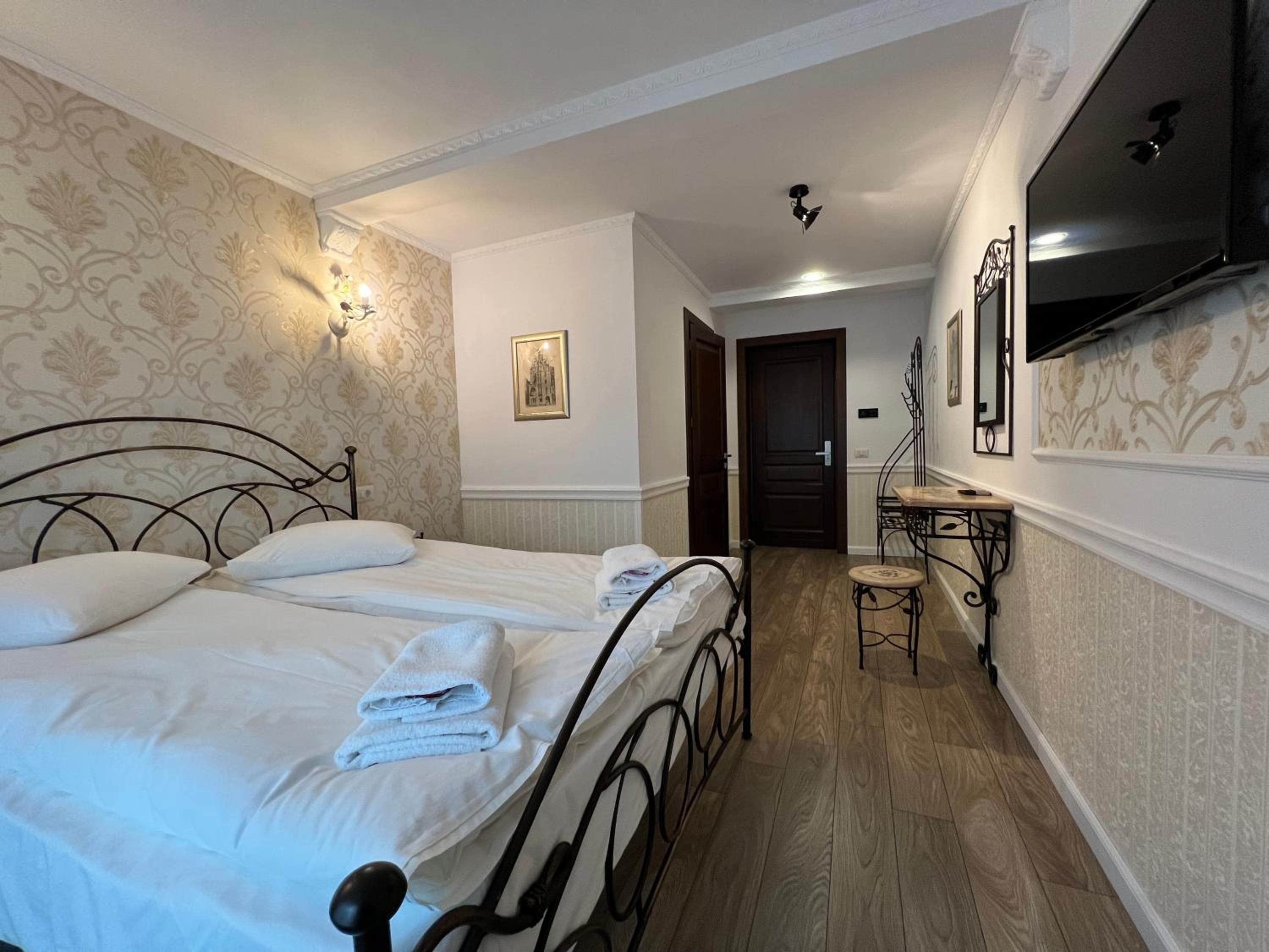 Deluxe Queen Room - Photo 14