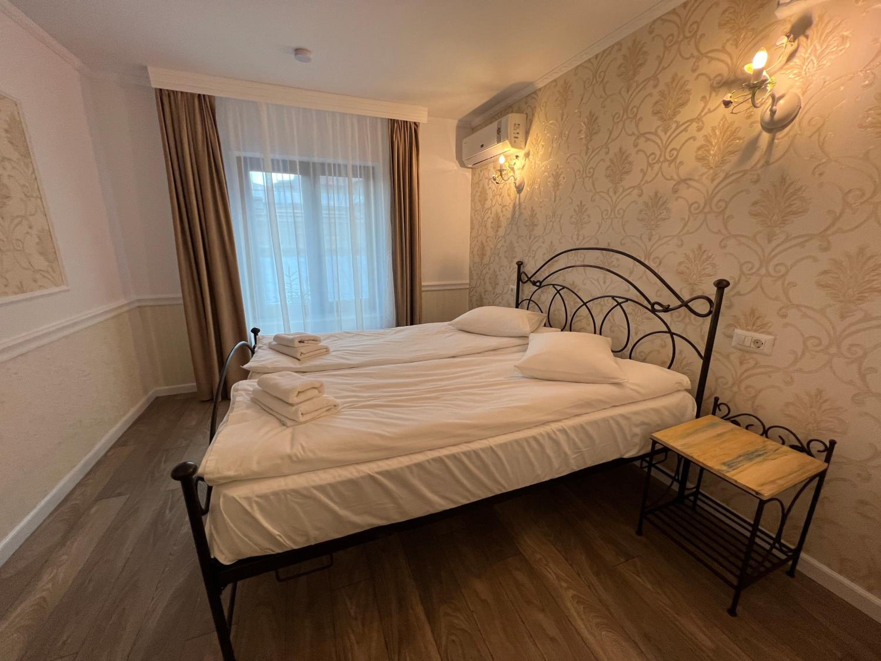 Deluxe Queen Room - Photo 17
