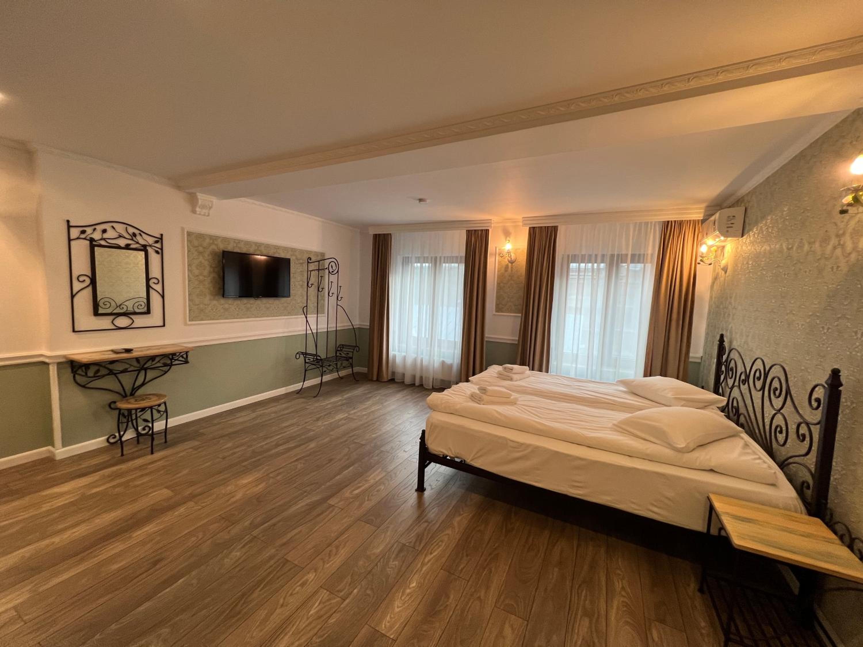 Superior King Room - Photo 12