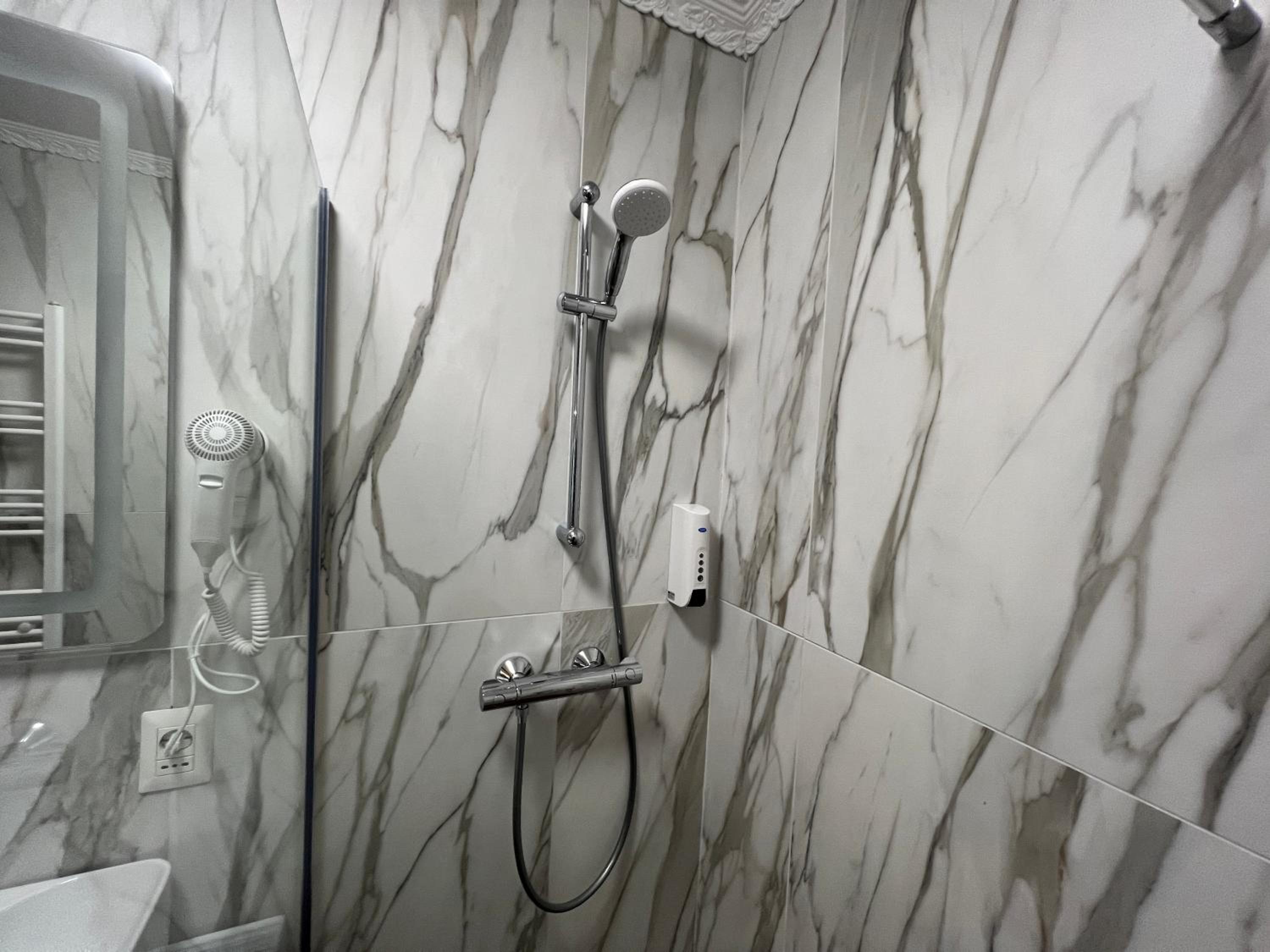 Superior King Room - Photo 5