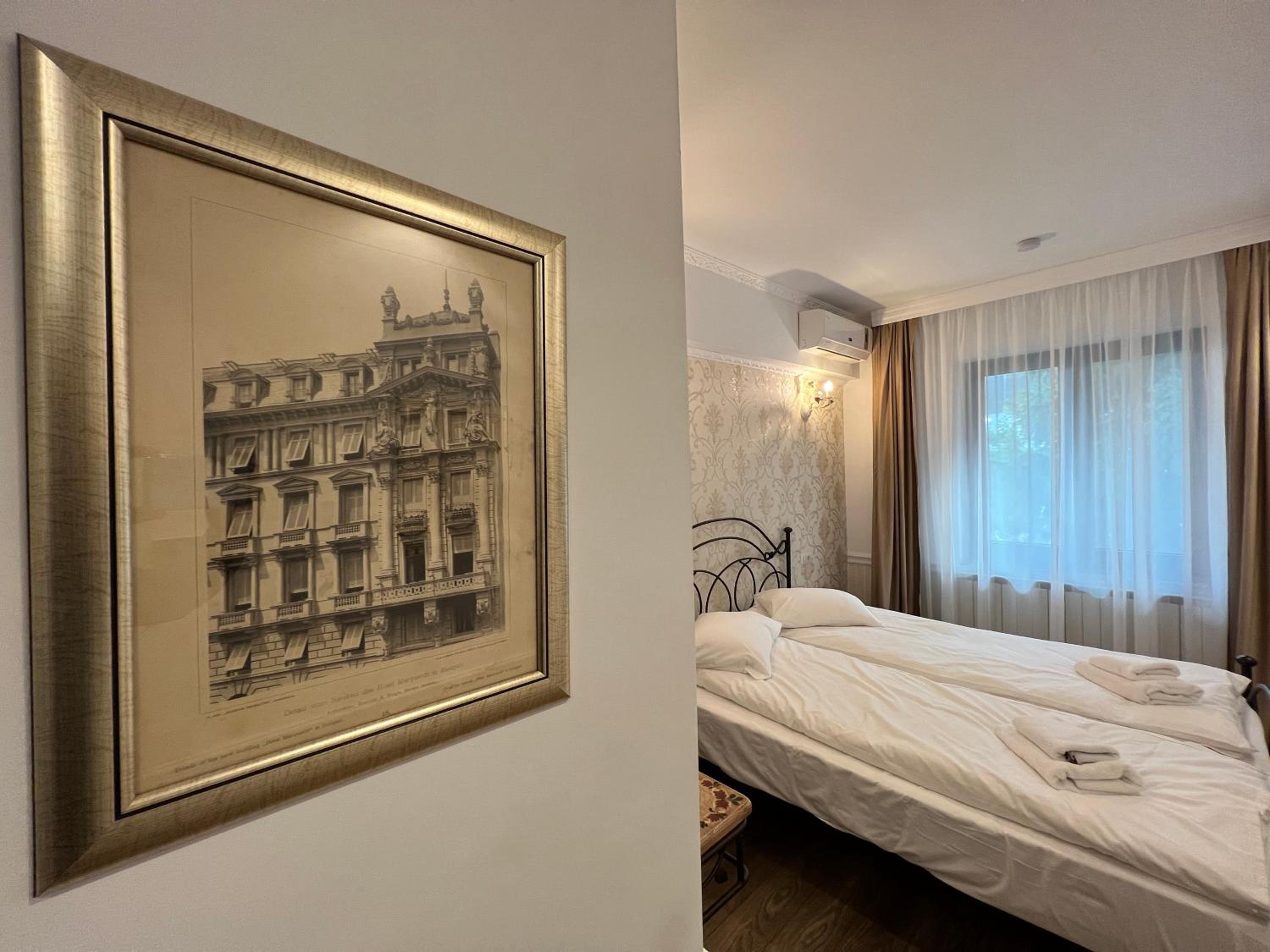 Standard Queen Room - Photo 21
