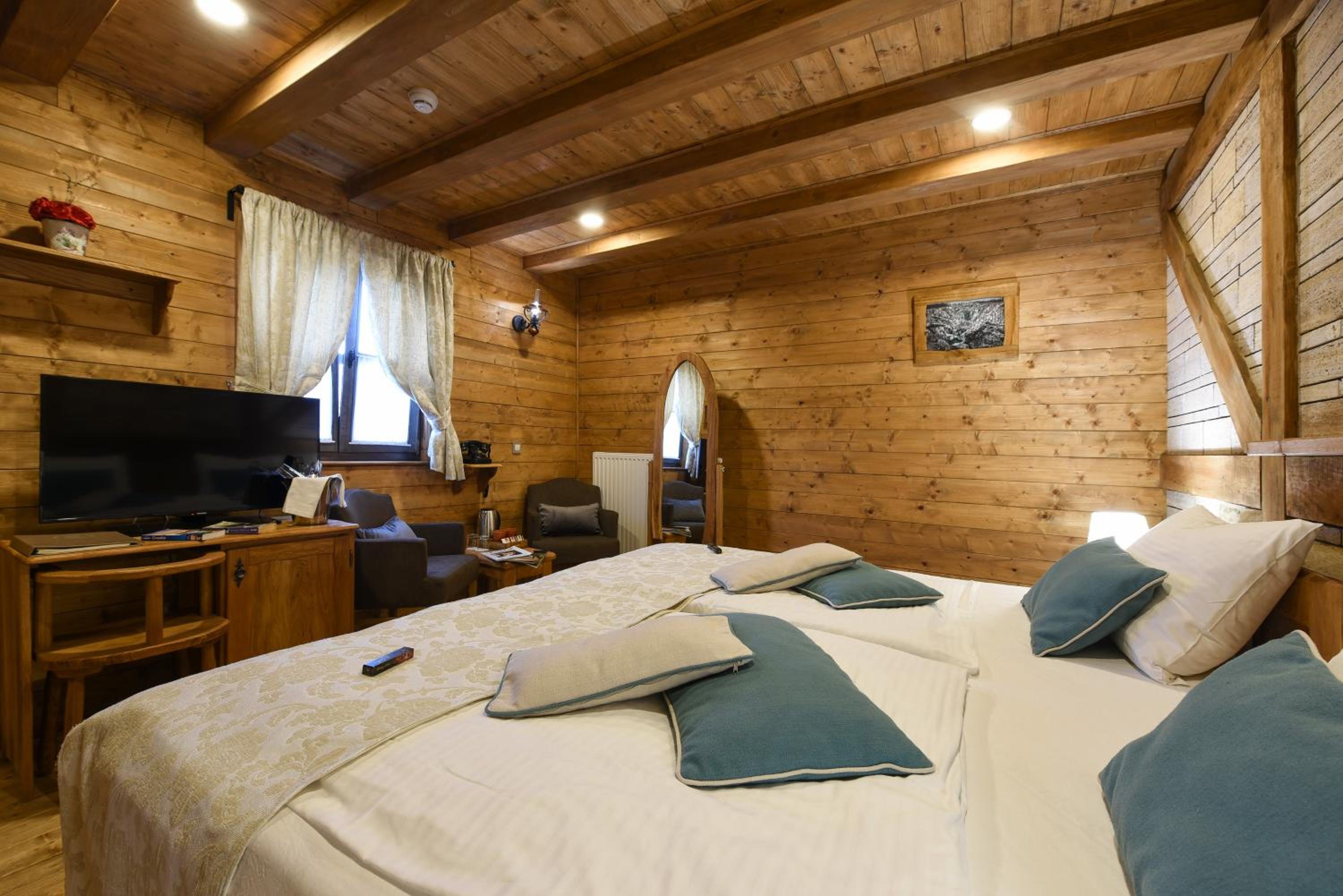 Standard King Room - Photo 5