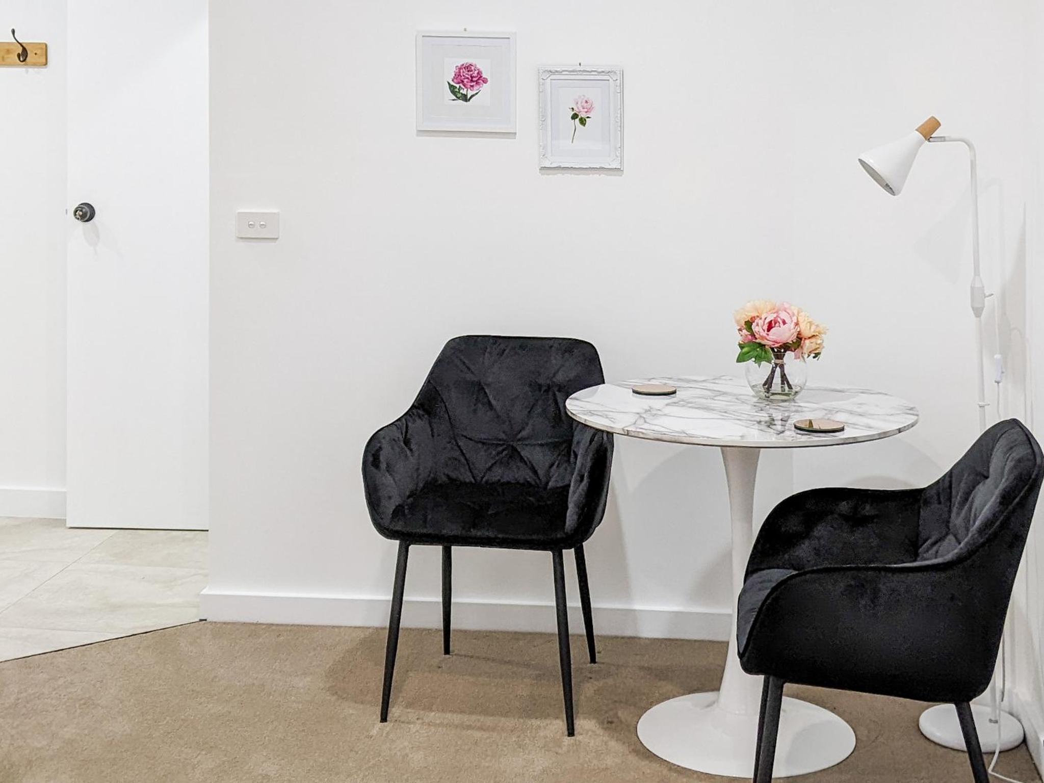 Rosie – Deluxe Queen Studio with Bath, downstairs photo 2