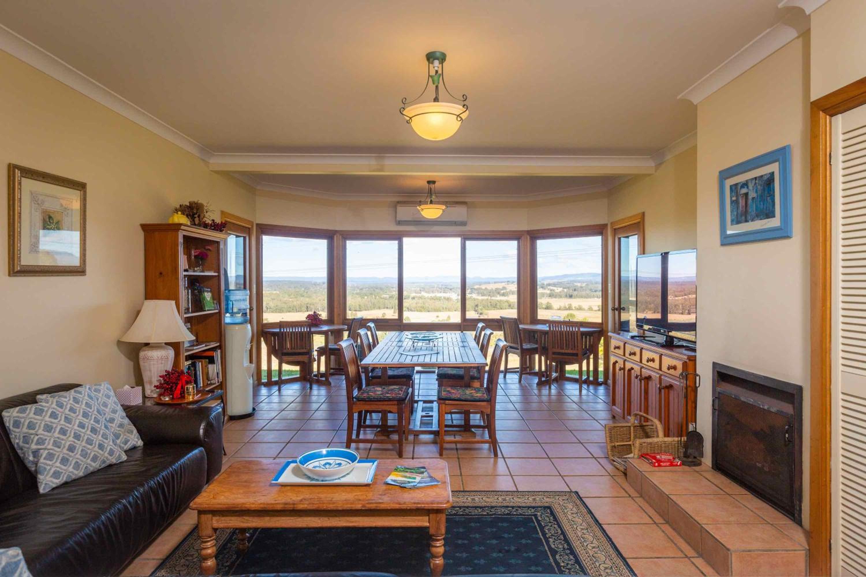 Eight-Bedroom House photo 1