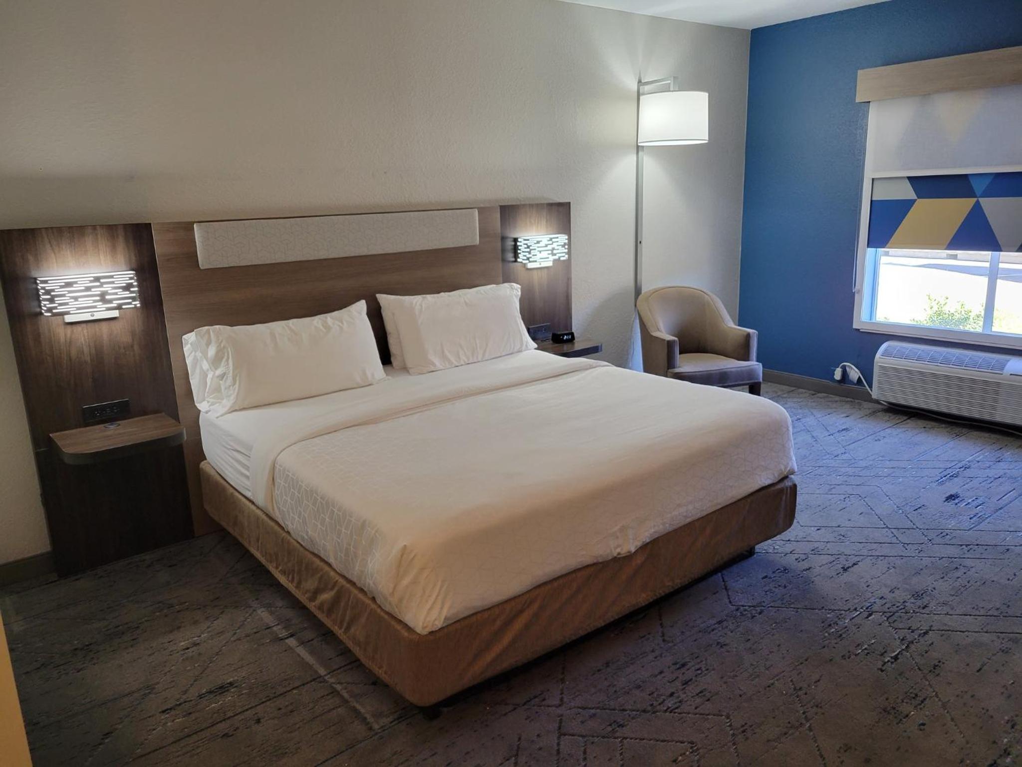 Standard King Room - Photo 10