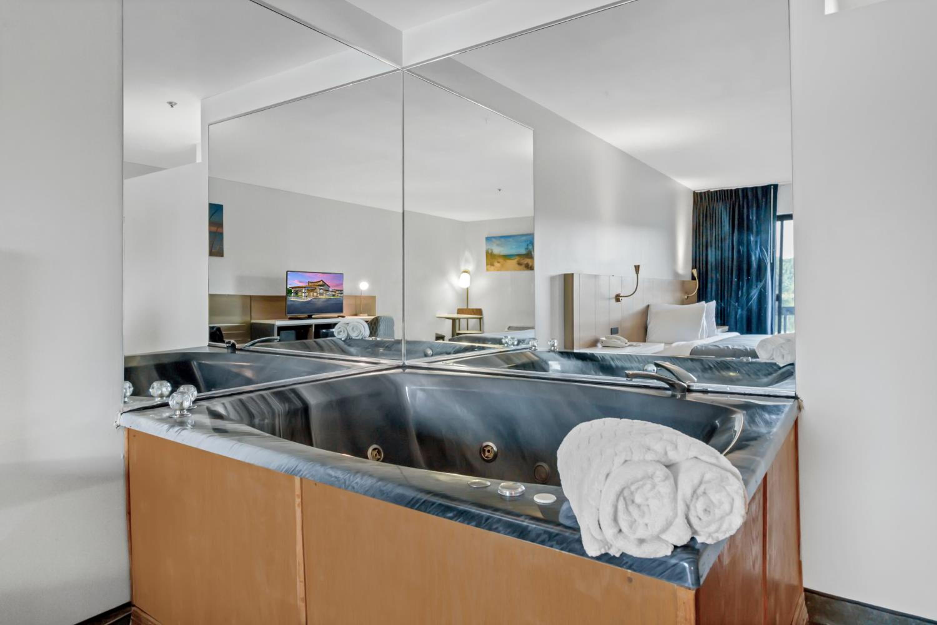 King Room with Spa Bath and Lake View photo 2