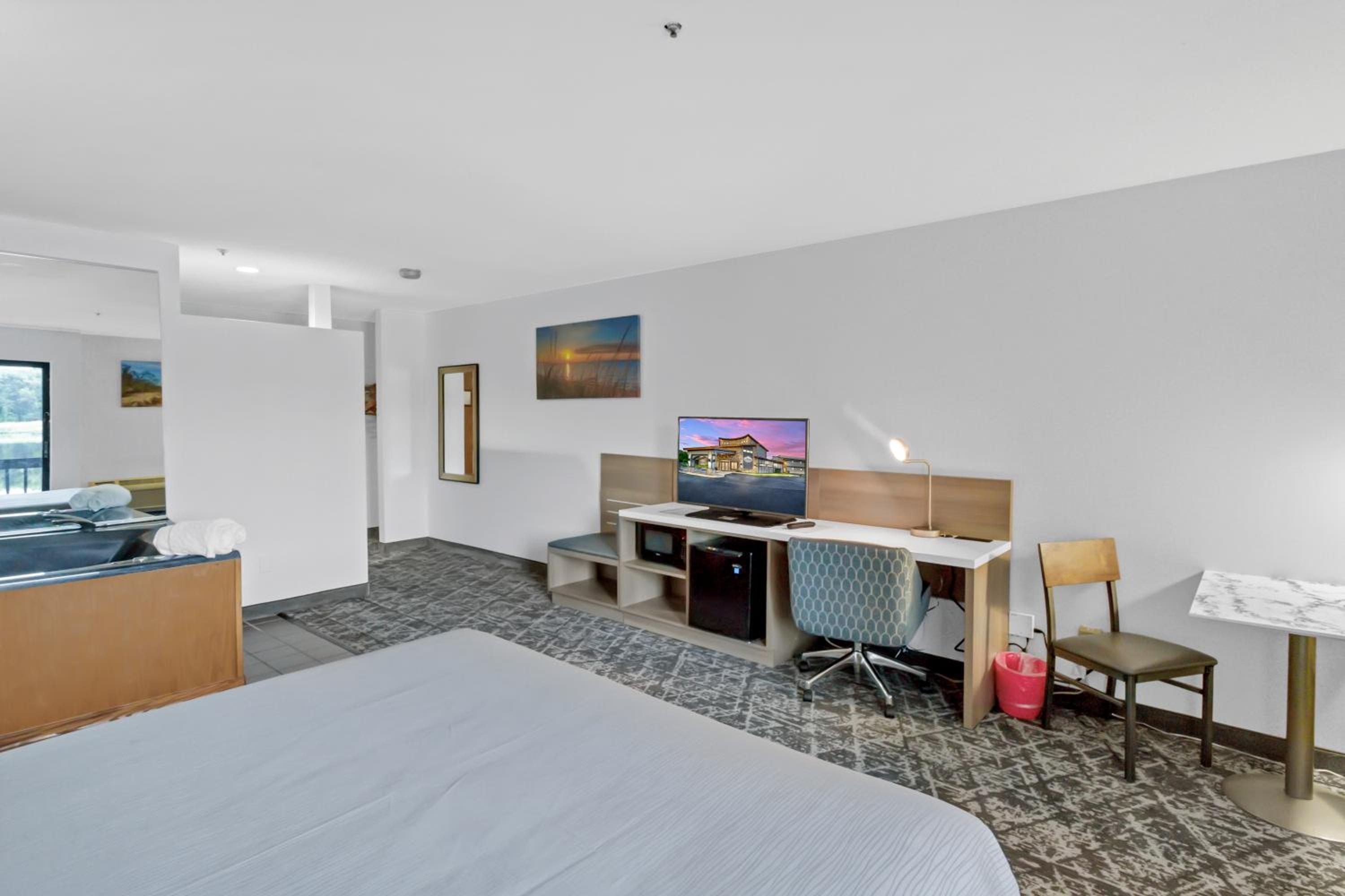 King Room with Spa Bath and Lake View photo 3