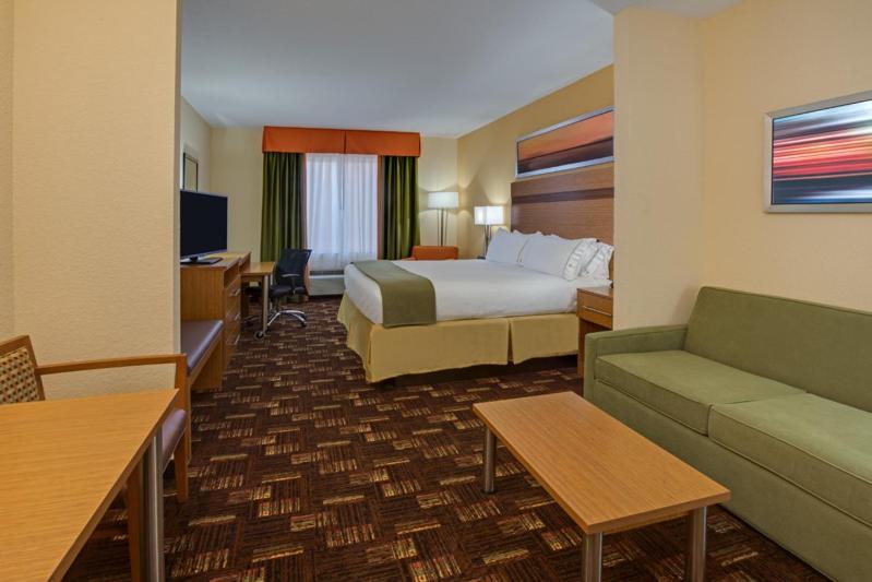 King Suite with Roll-In Shower - Disability Access/Non-Smoking - Photo 2