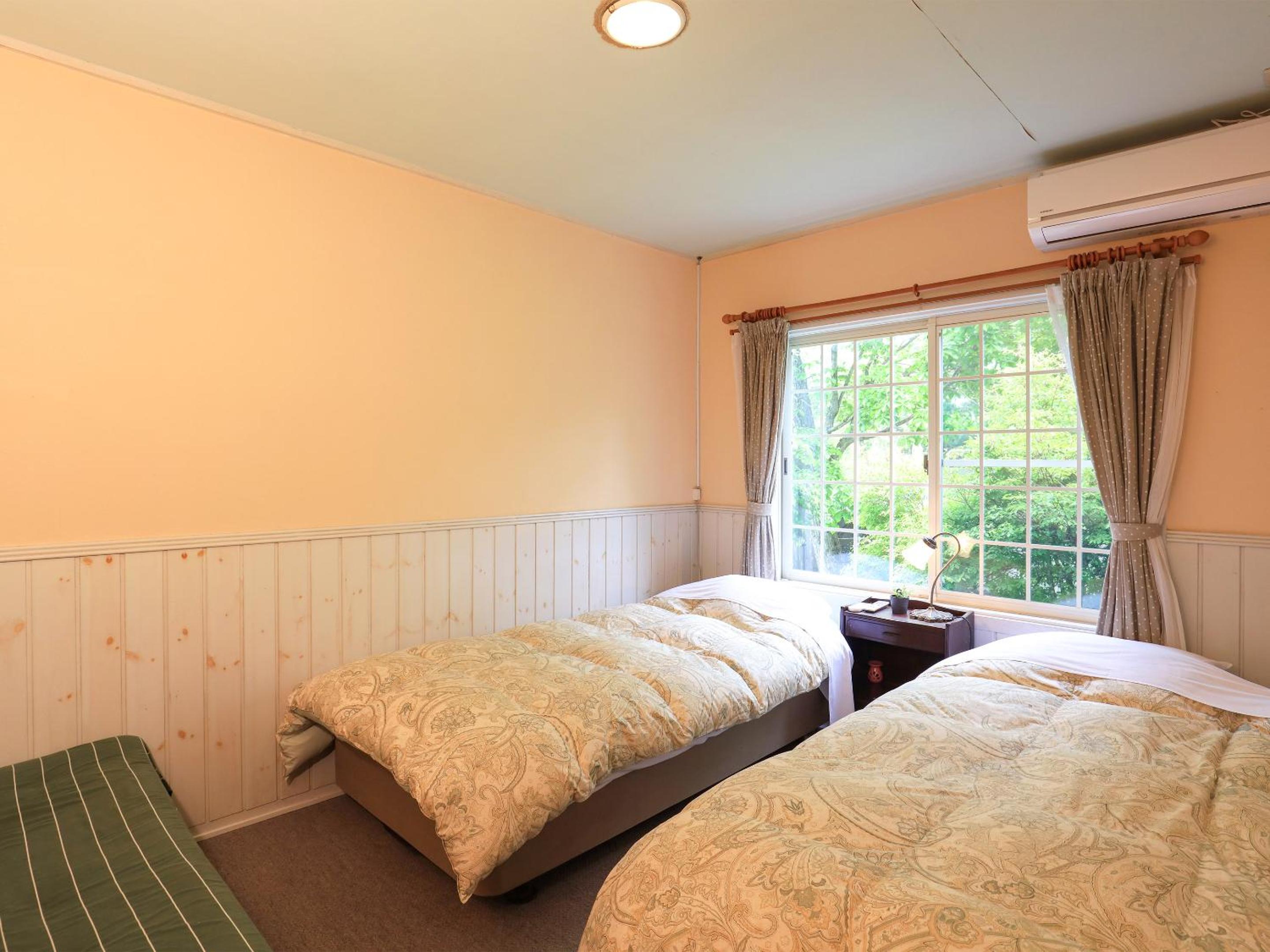 Eight-Bedroom House - Photo 1