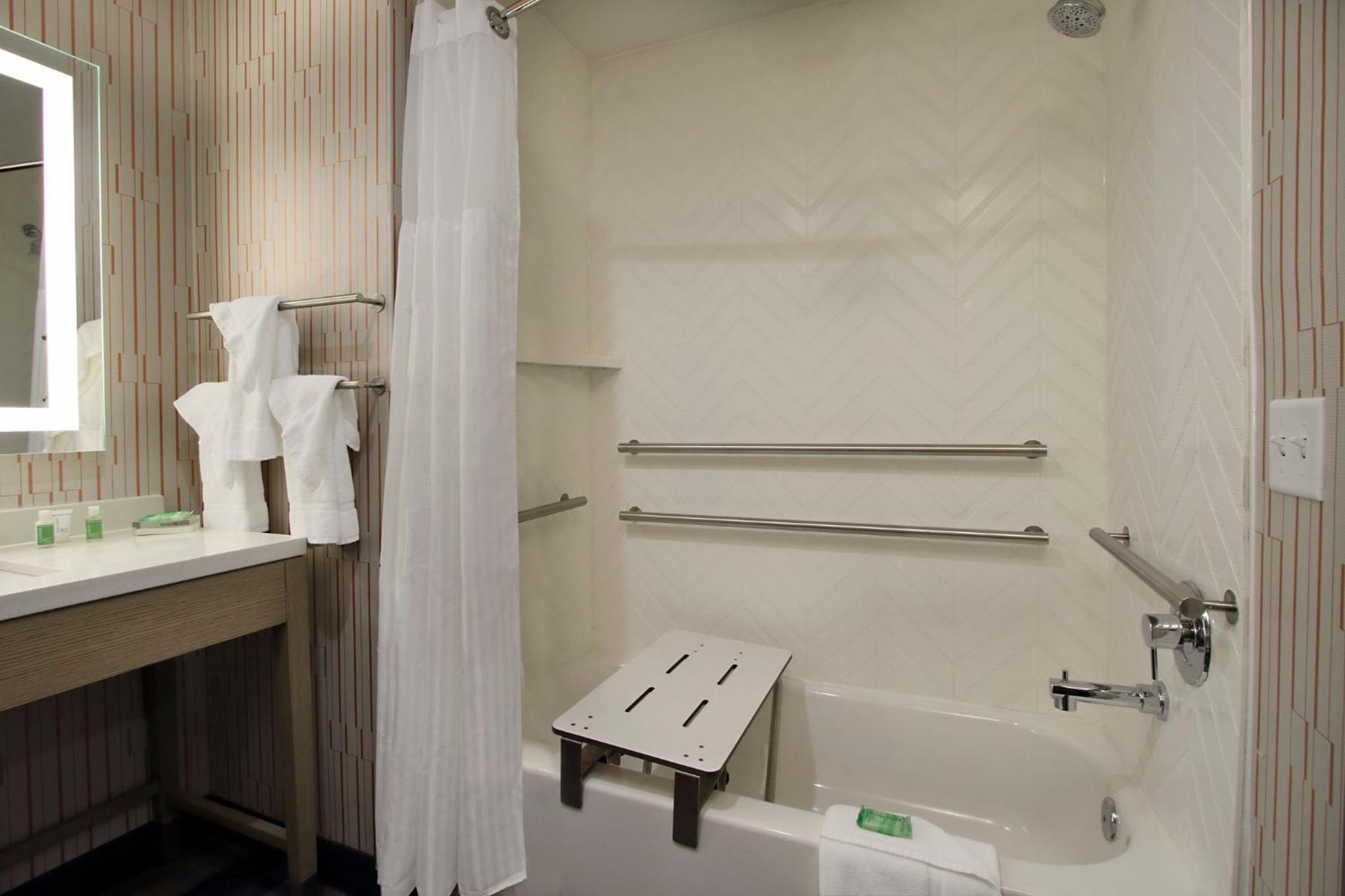 Standard Queen Room with Two Queen Beds and Tub - Communications Accessible - Photo 4