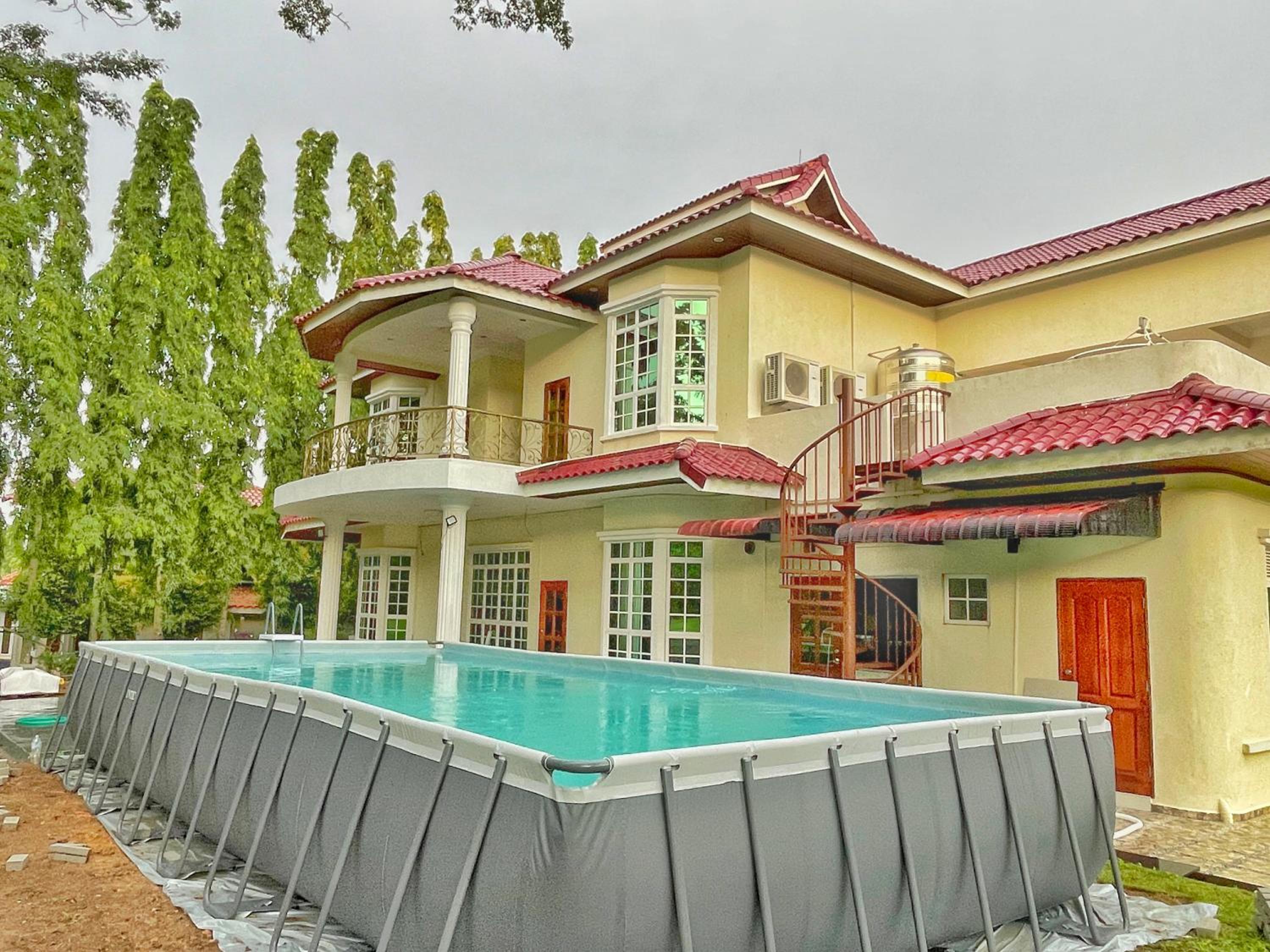 Six-Bedroom House photo 1