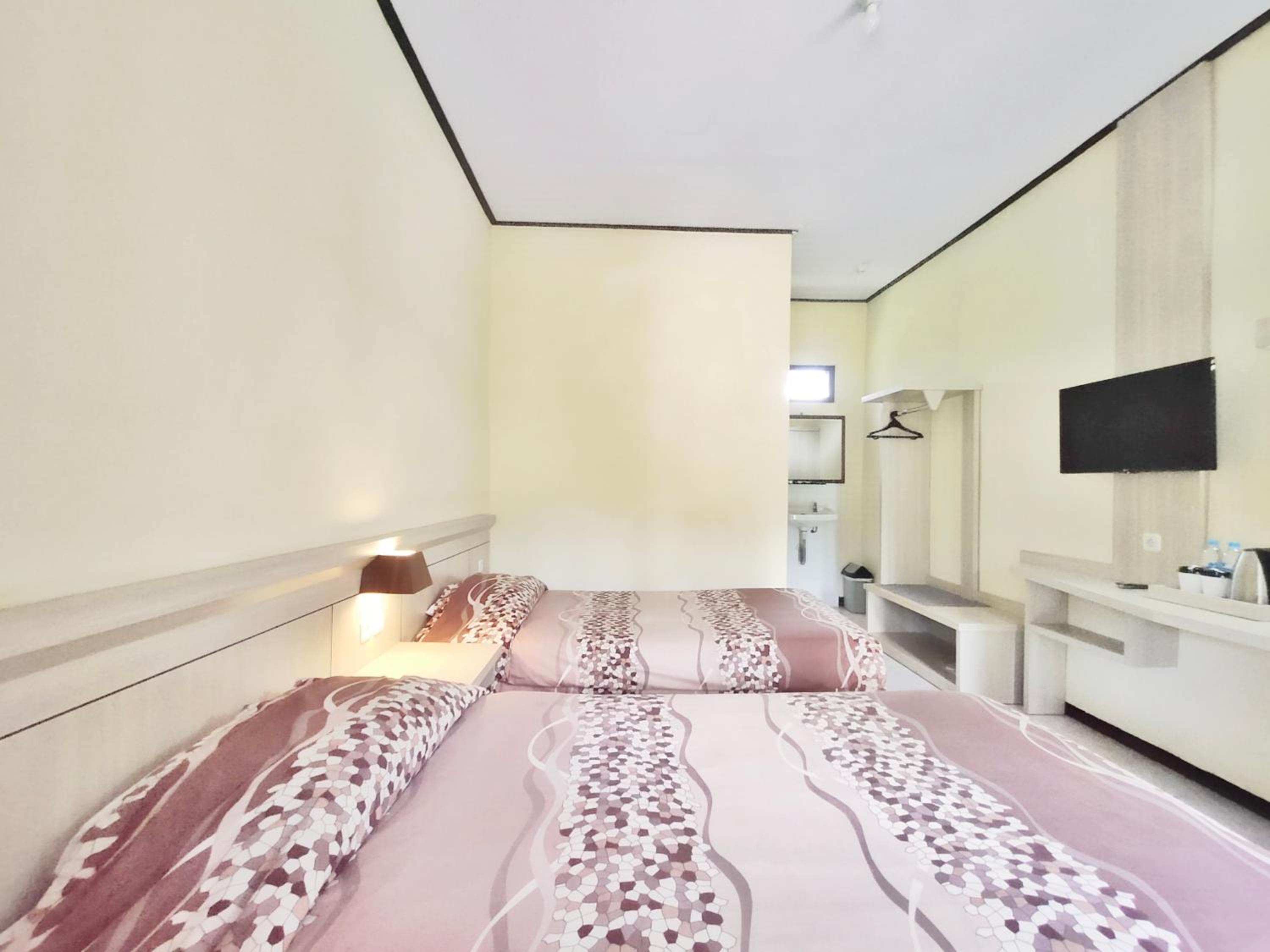Standard Twin Room - Photo 3