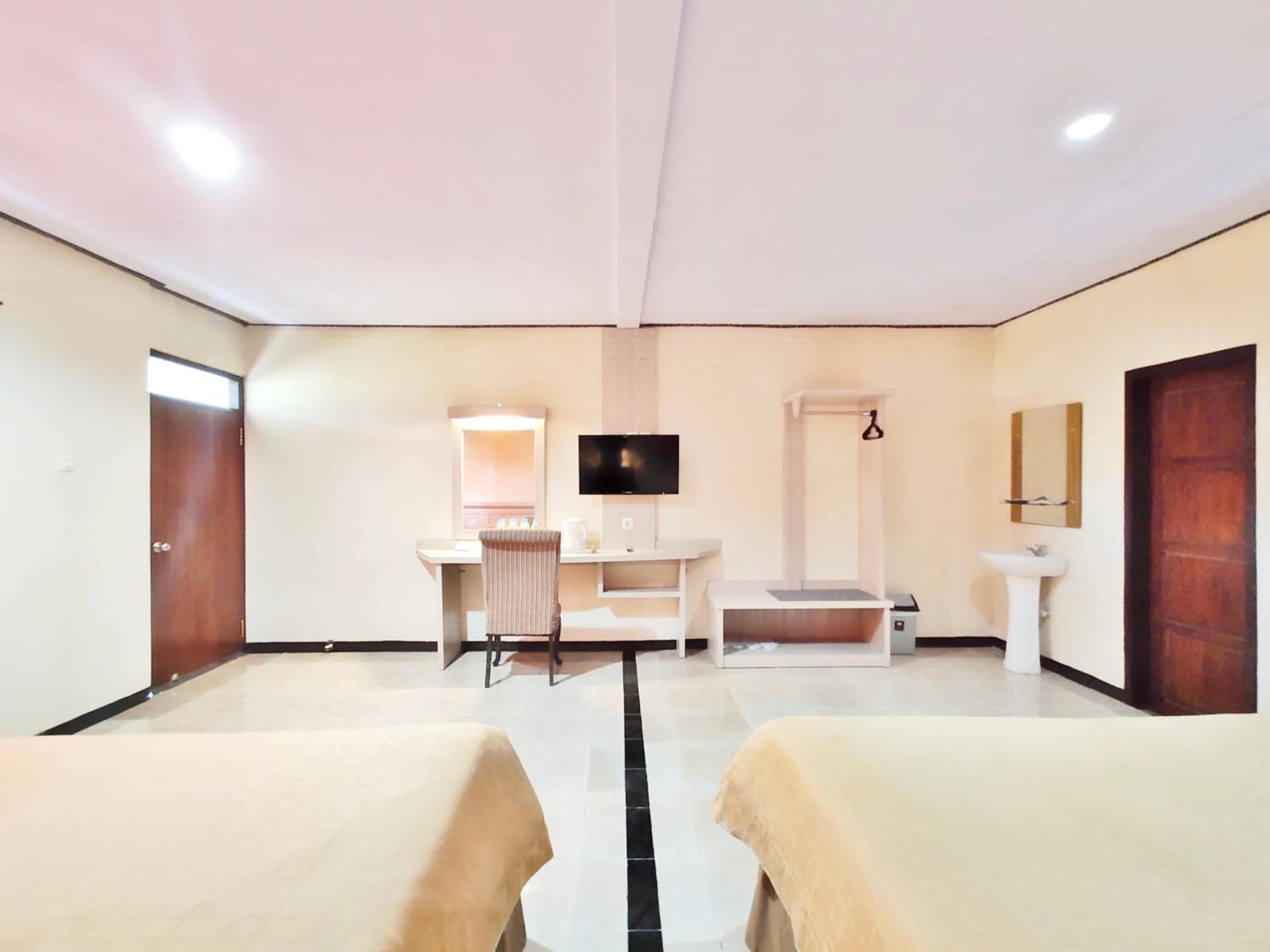 Family Room - Photo 2