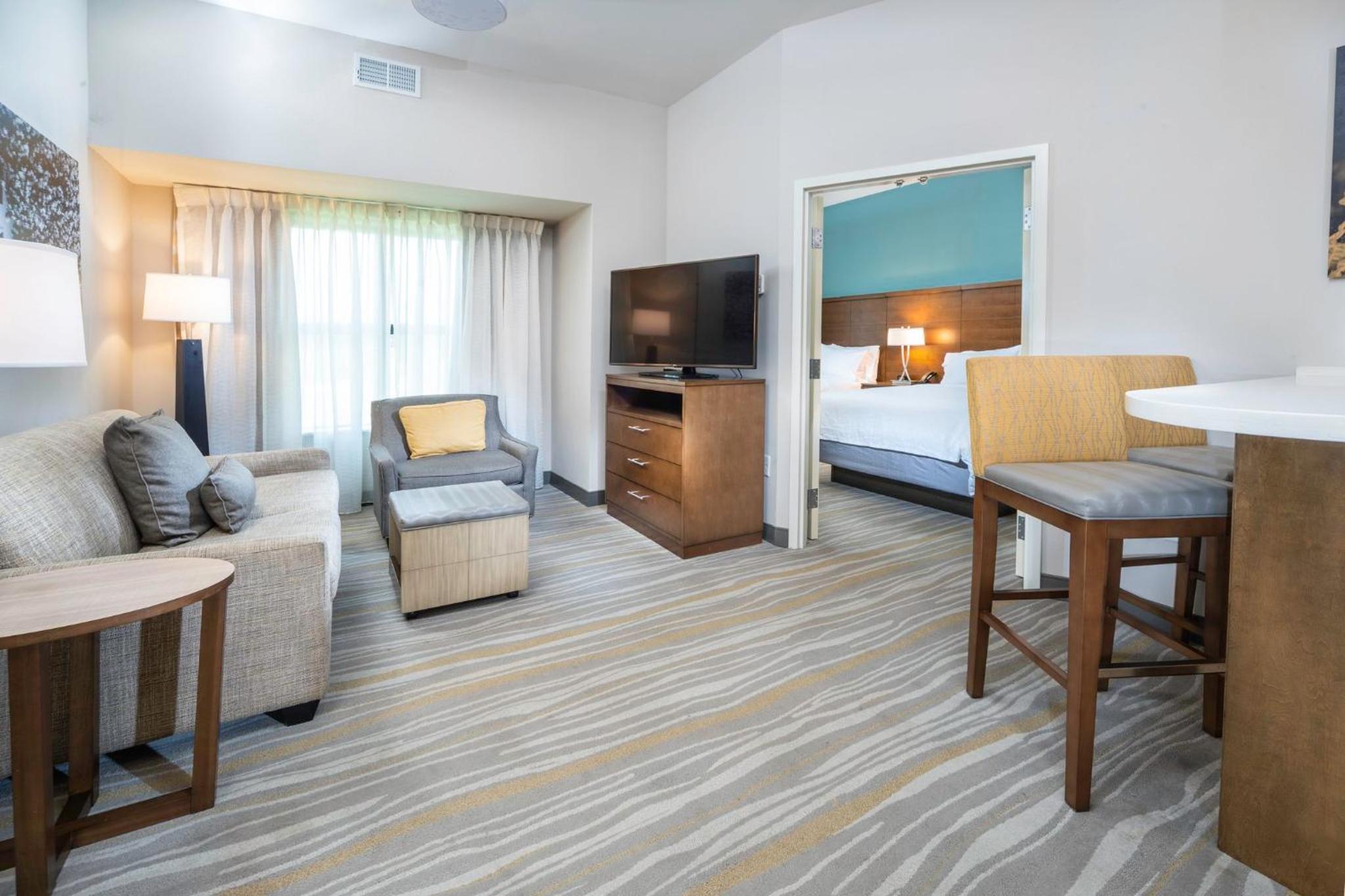 Two Bedroom Suite with One Queen Bed and Two Double Beds - Non-Smoking - Photo 13