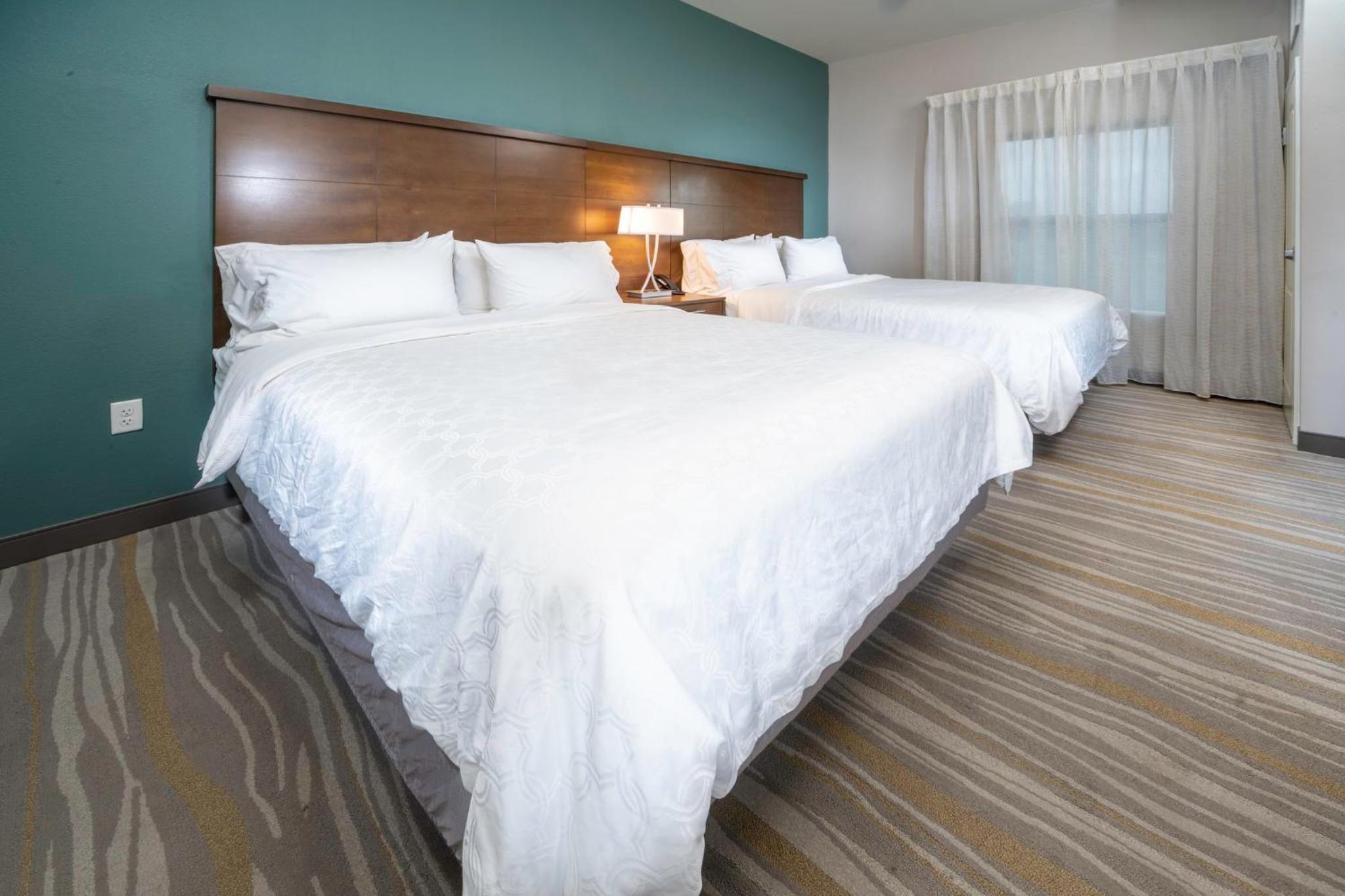 Two Bedroom Suite with One Queen Bed and Two Double Beds - Non-Smoking - Photo 14