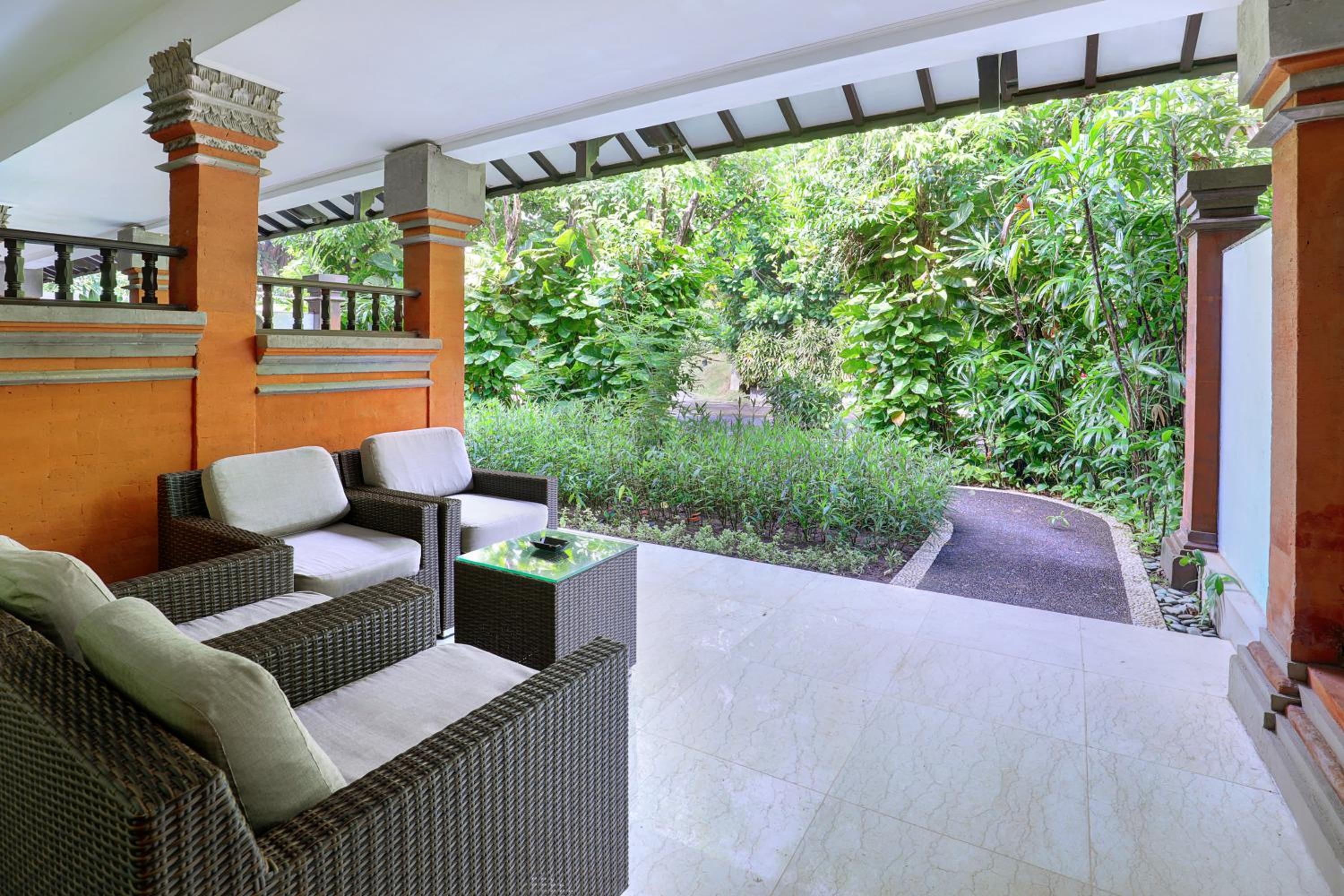 Superior Family Room - Photo 4