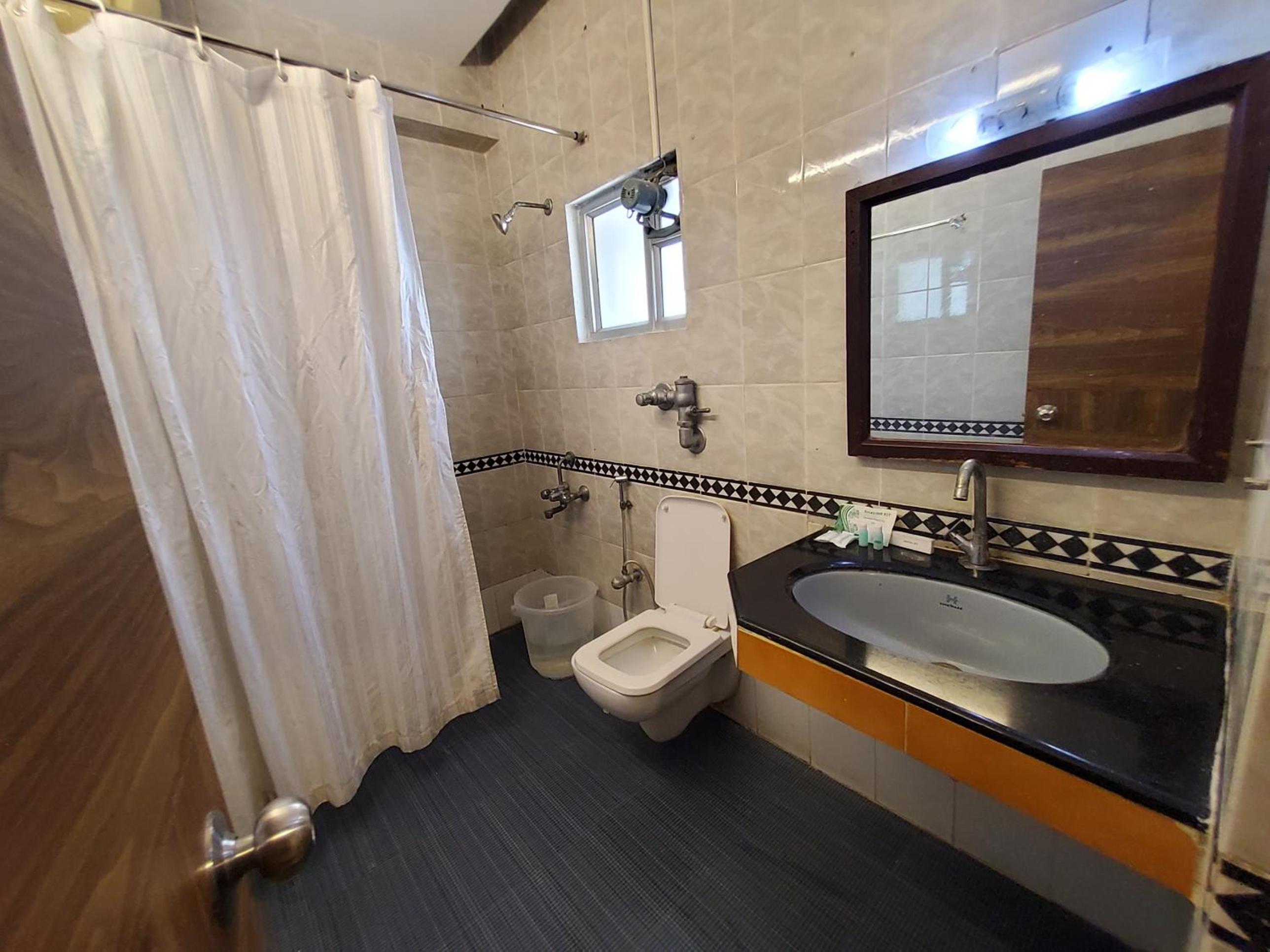 Deluxe Room - Photo 16