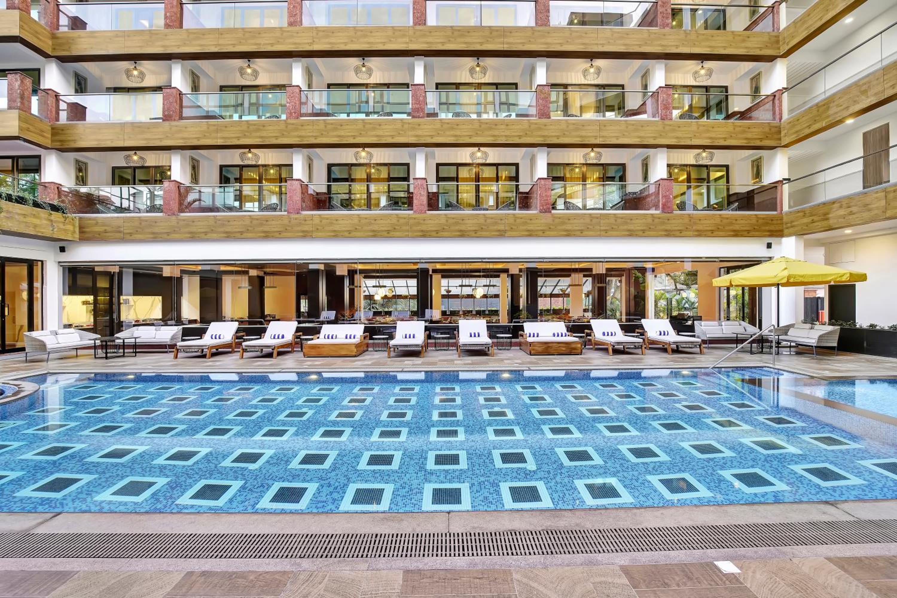 Junior Suite Pool View - Food credit of INR 500 once per stay ,20% discount on Food & Beverage, Spa & Laundry + flexible Check-in & Check-out - Photo 4