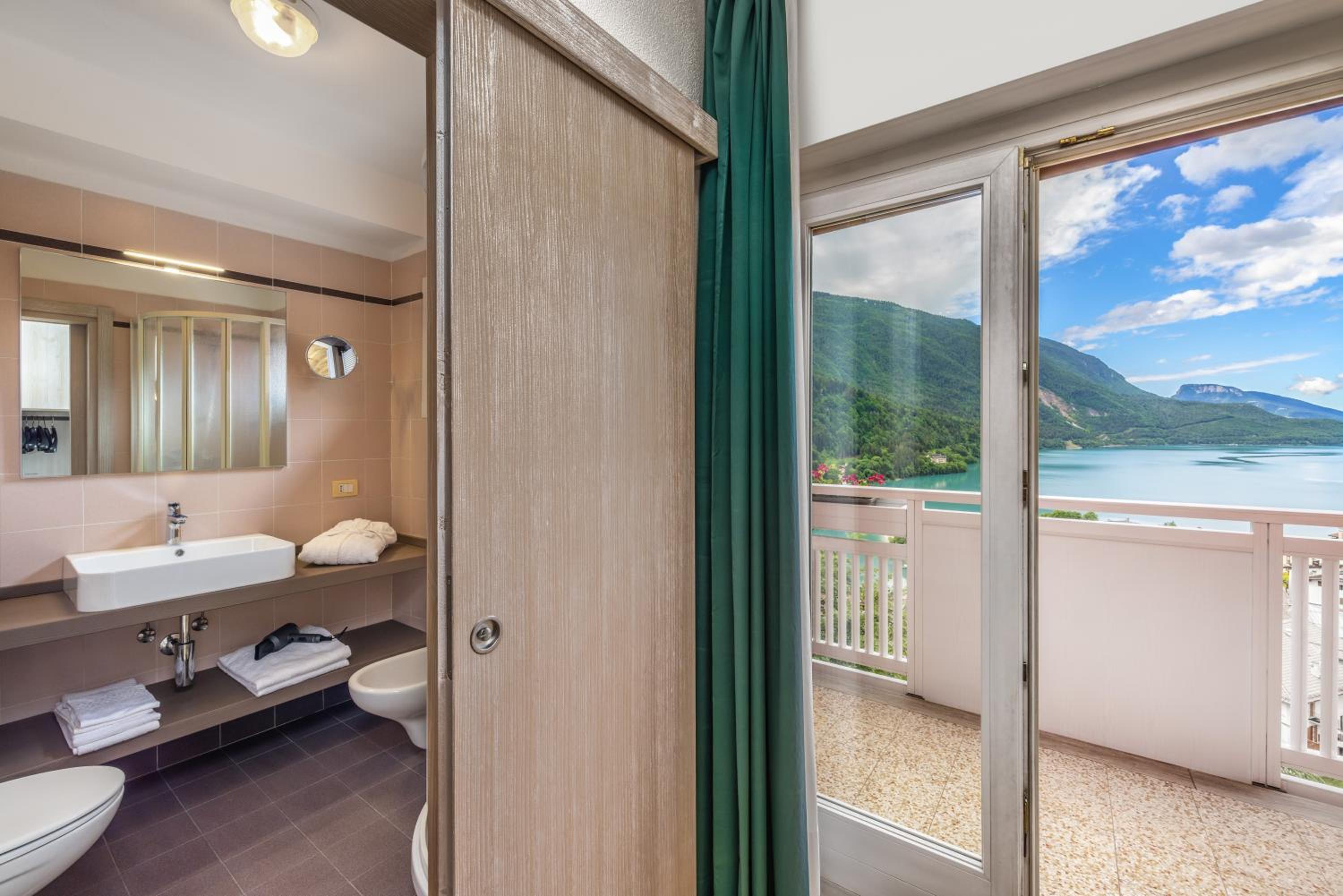Deluxe Triple Room photo 3