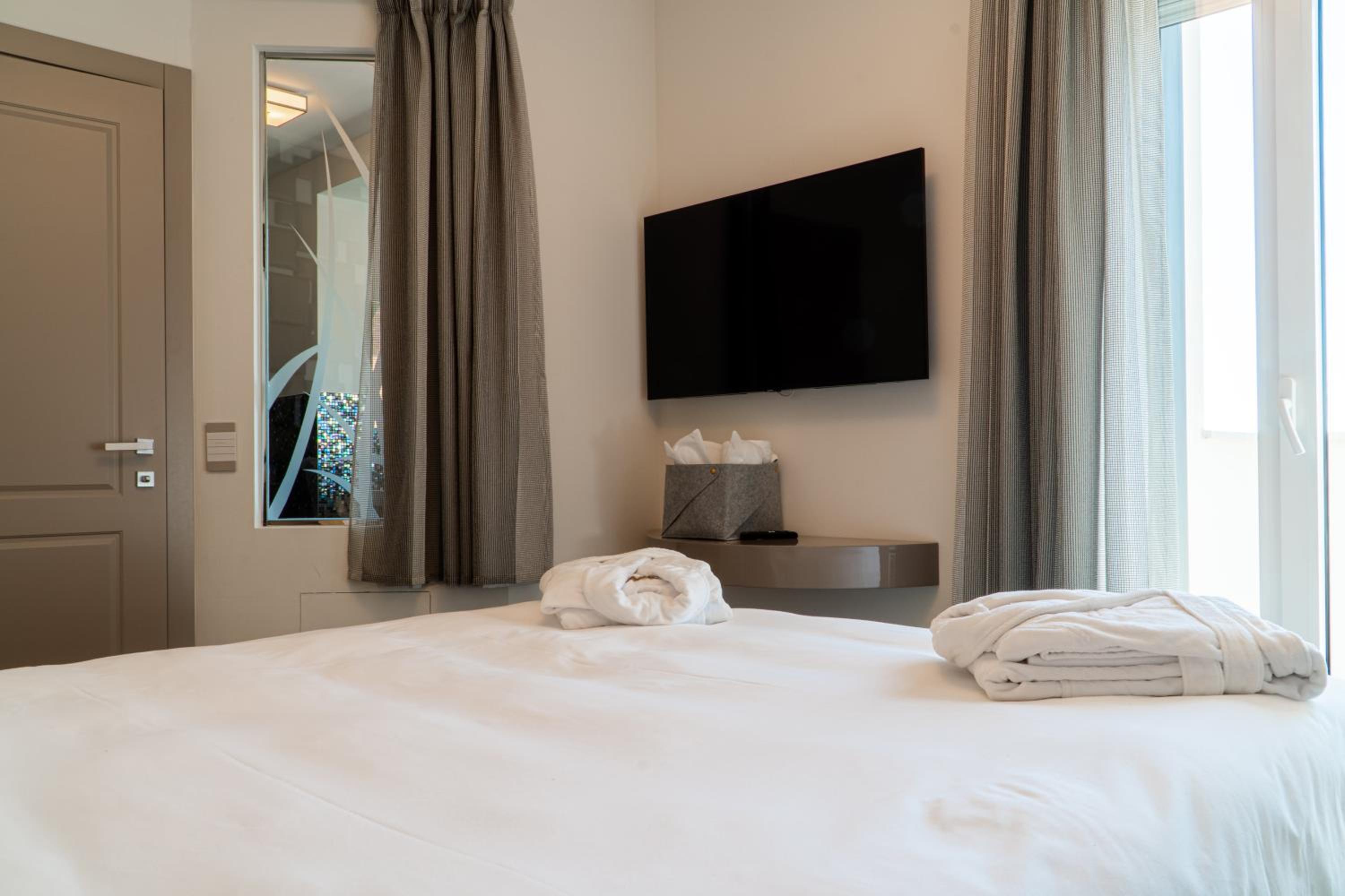 Deluxe Junior Suite photo 3