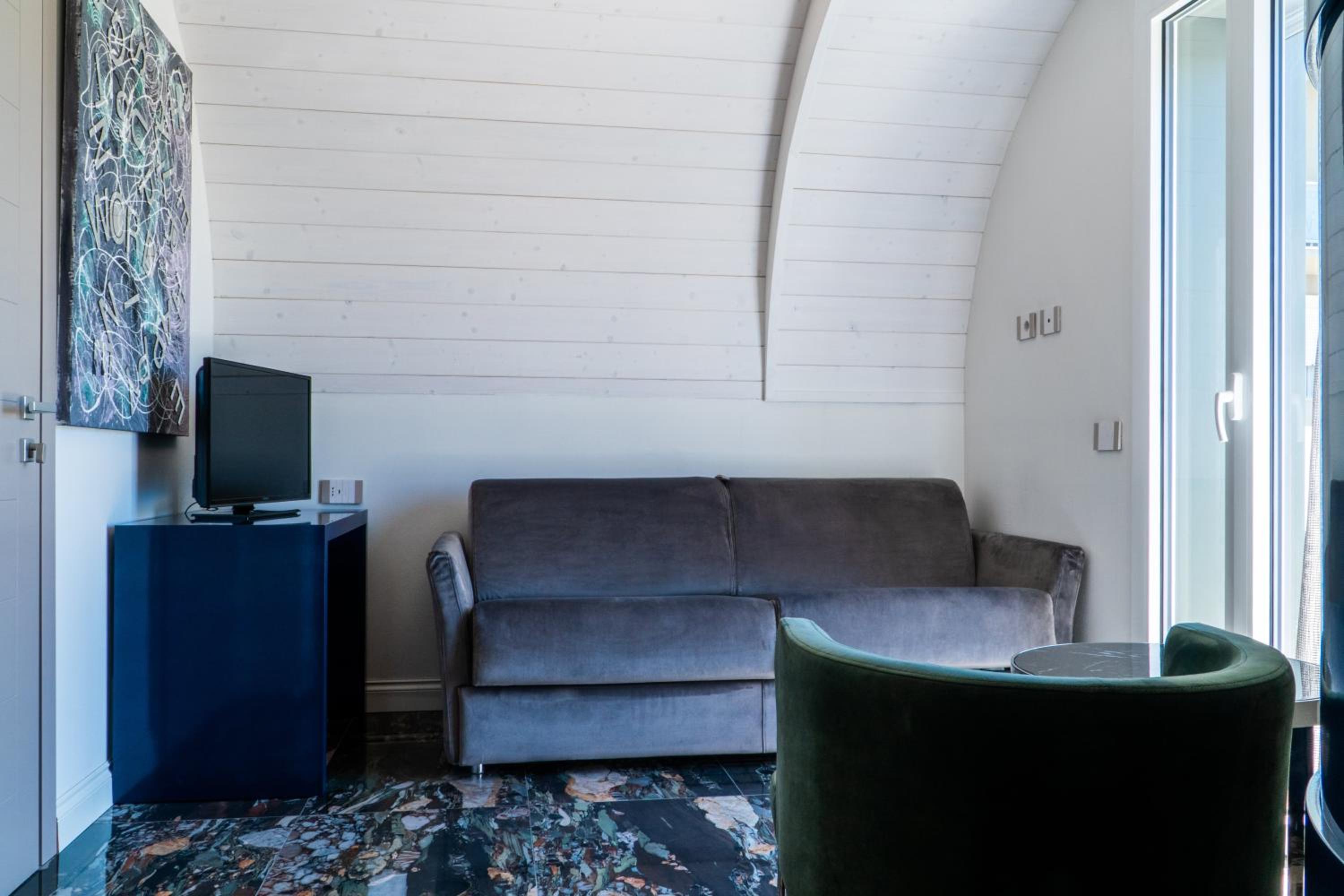 Deluxe Junior Suite photo 2