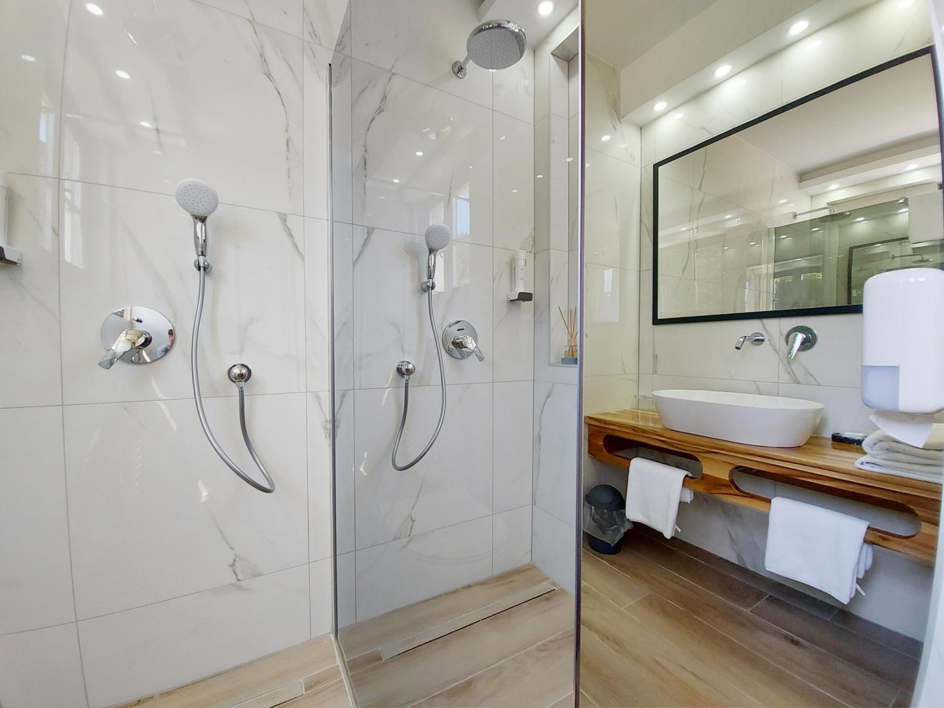 Superior Deluxe Double or Twin Room  - Photo 6
