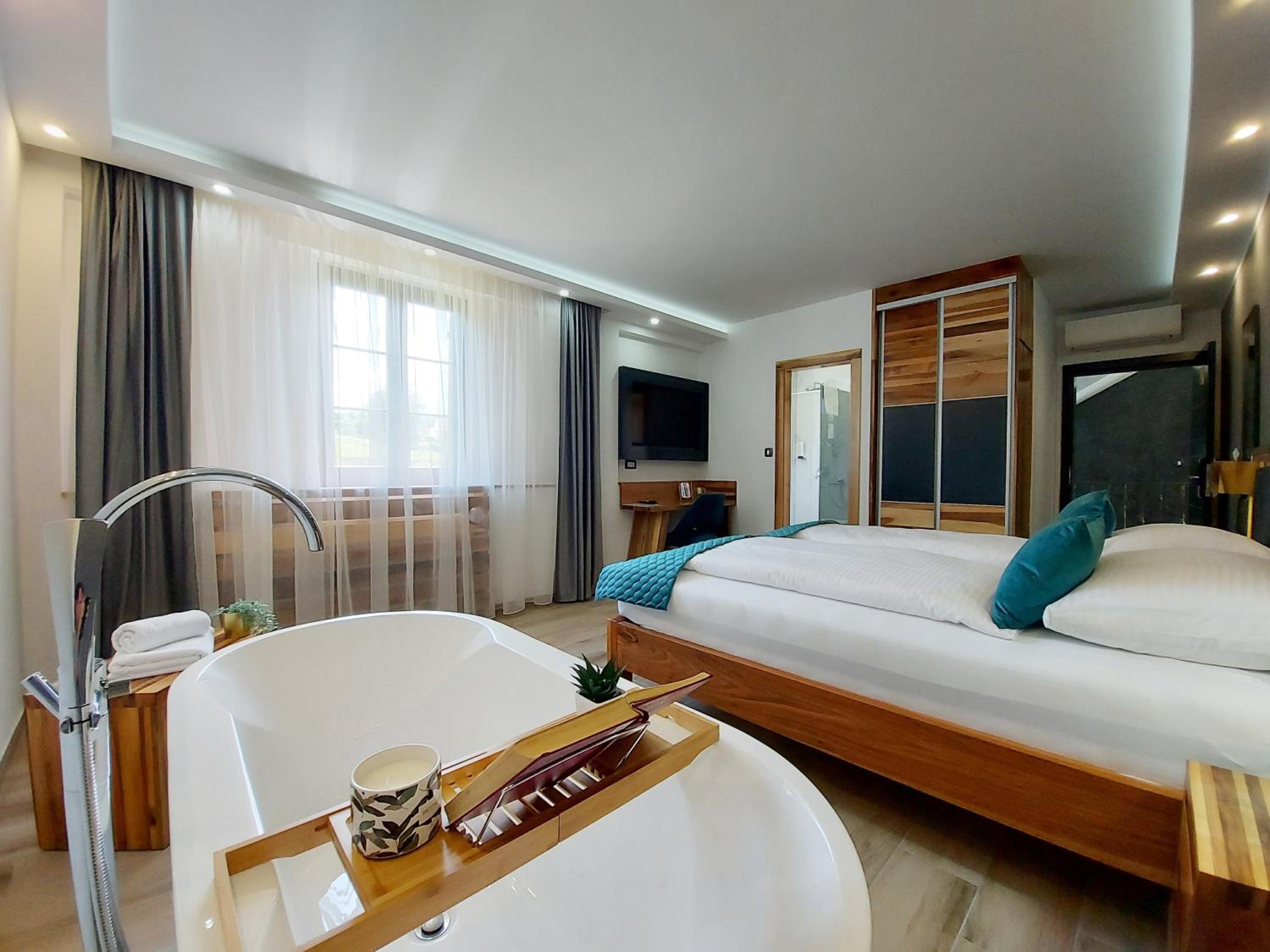 Superior Deluxe Double or Twin Room  - Photo 4