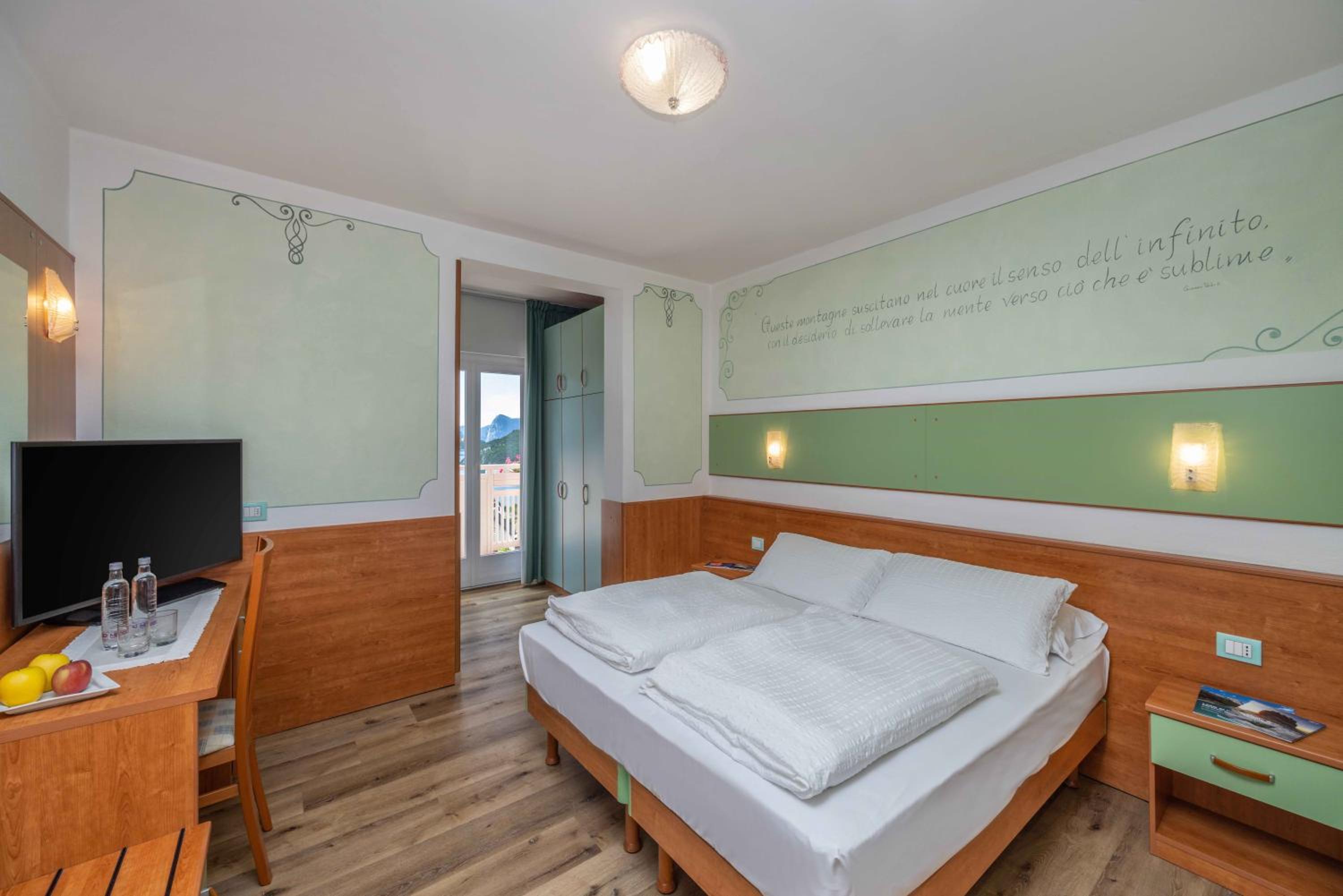 Double Room with Balcony with Lake View photo 1