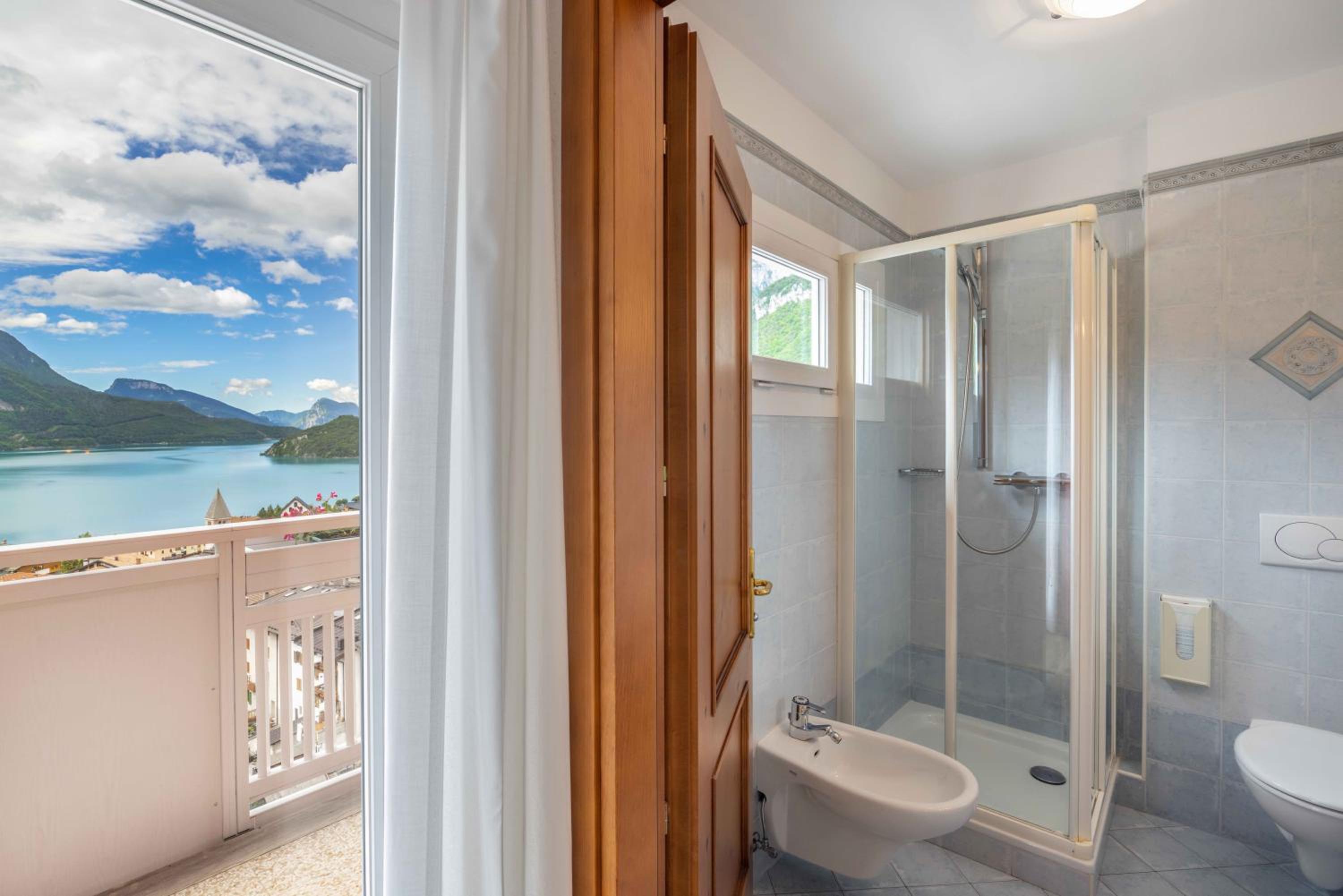 Double Room with Balcony with Lake View photo 2
