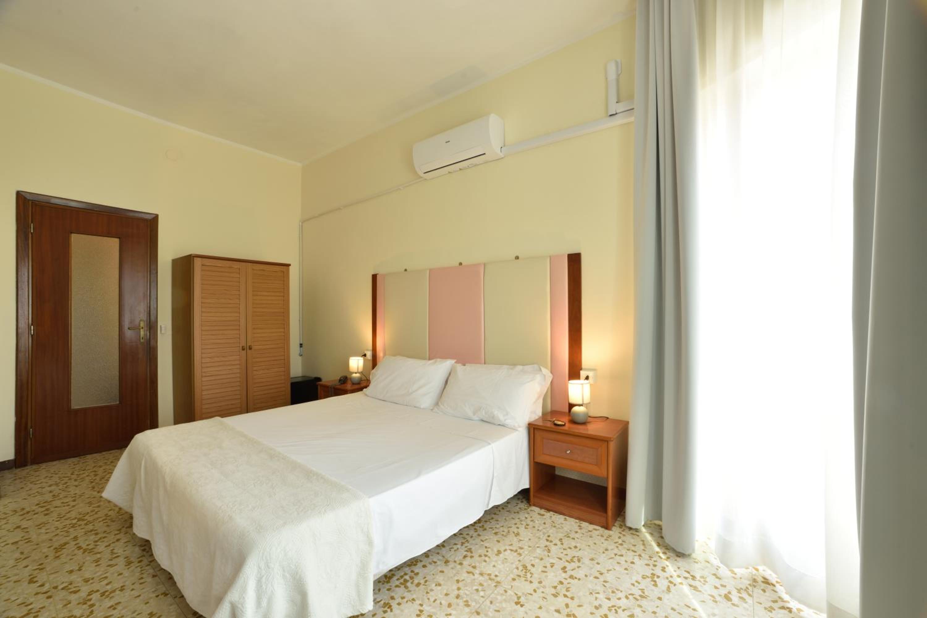 Double Room with Private Bathroom - Photo 1