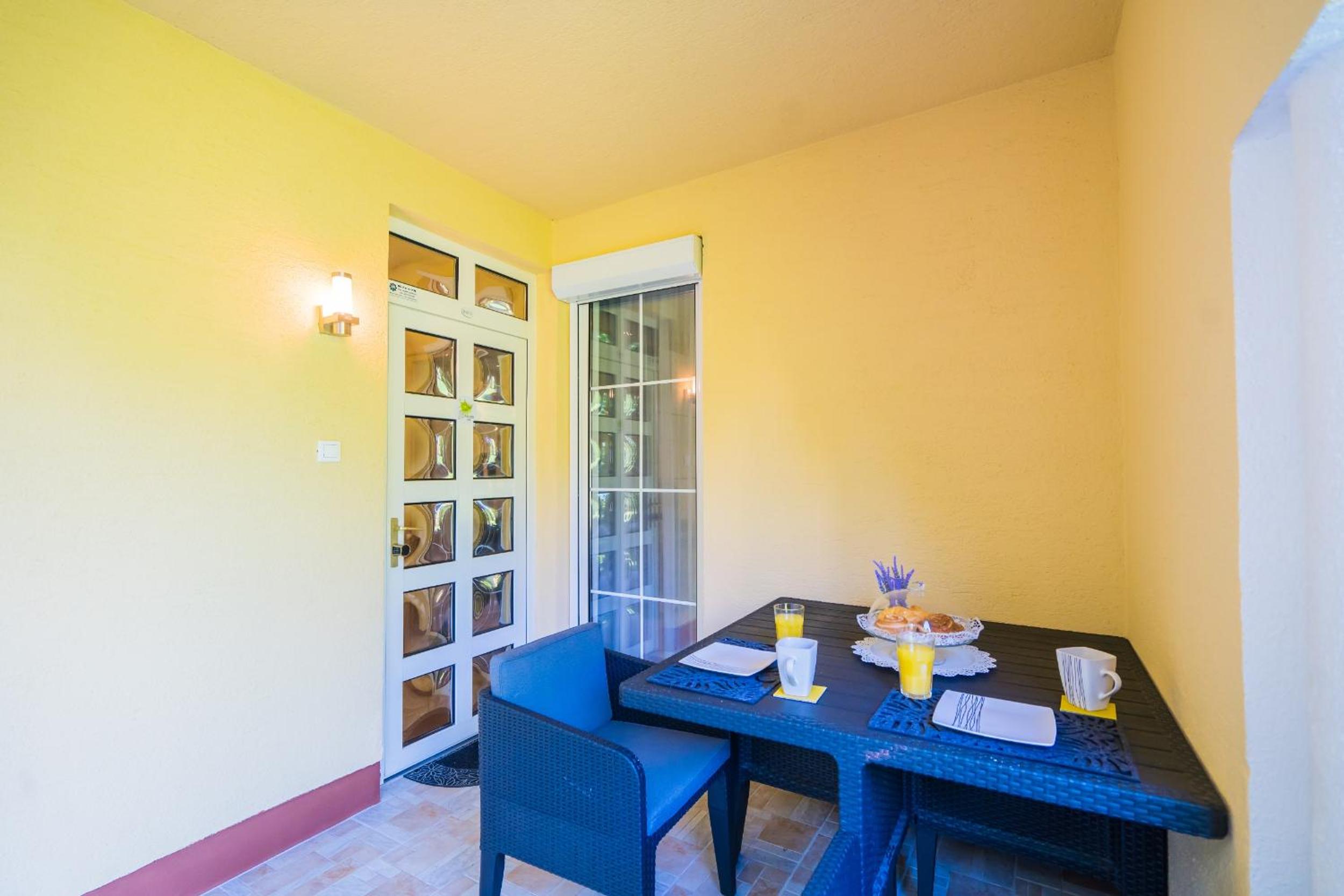 Apartment with Terrace - Photo 41
