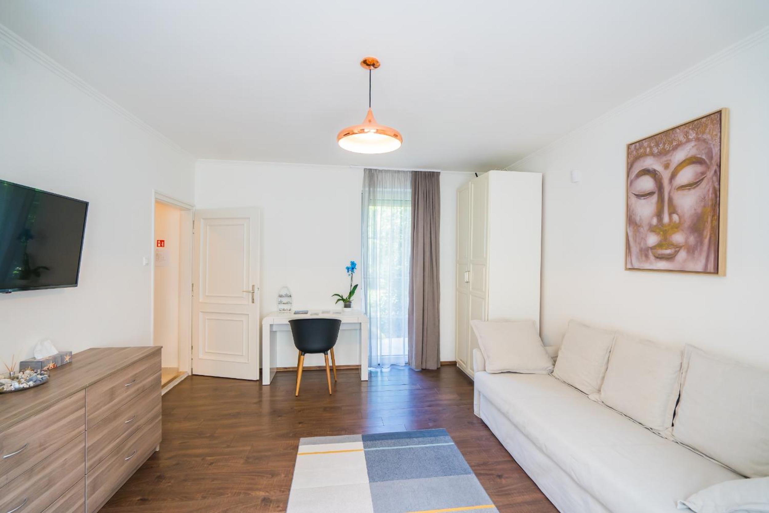 Apartment with Terrace - Photo 34