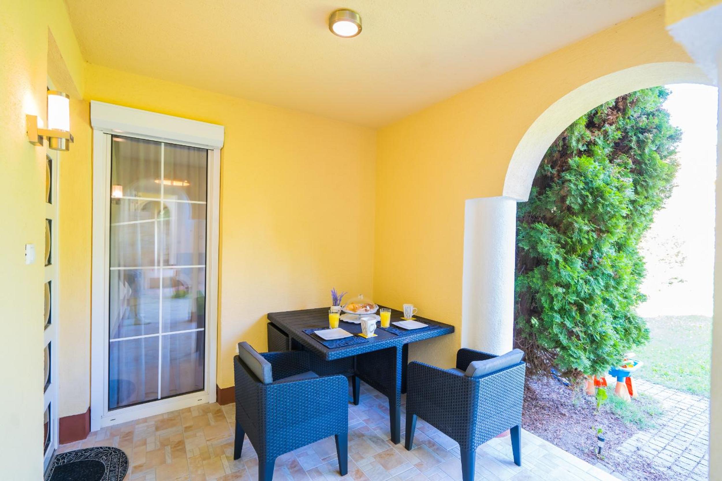 Apartment with Terrace - Photo 31