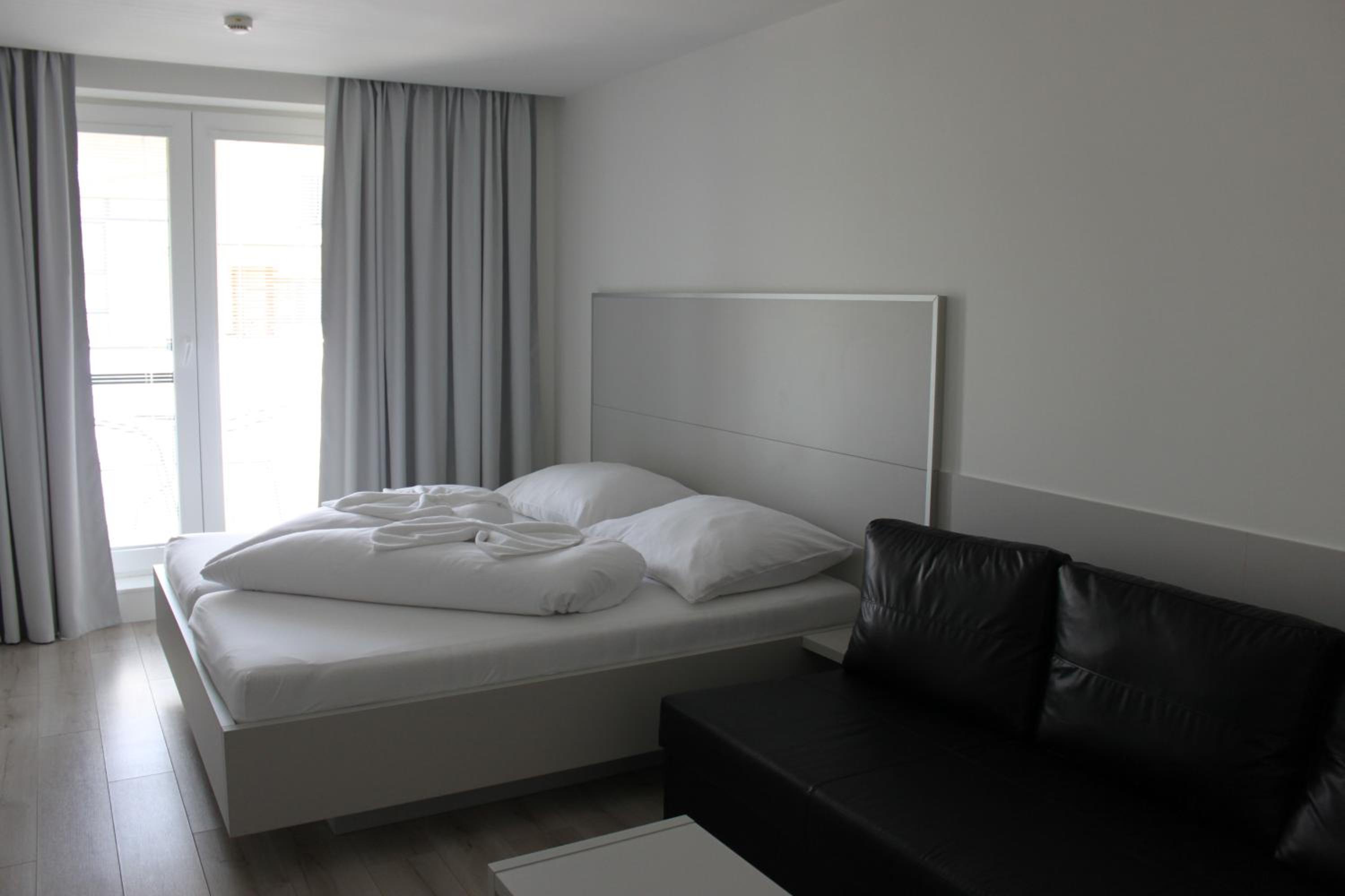 King Studio with Sofa Bed - Photo 5