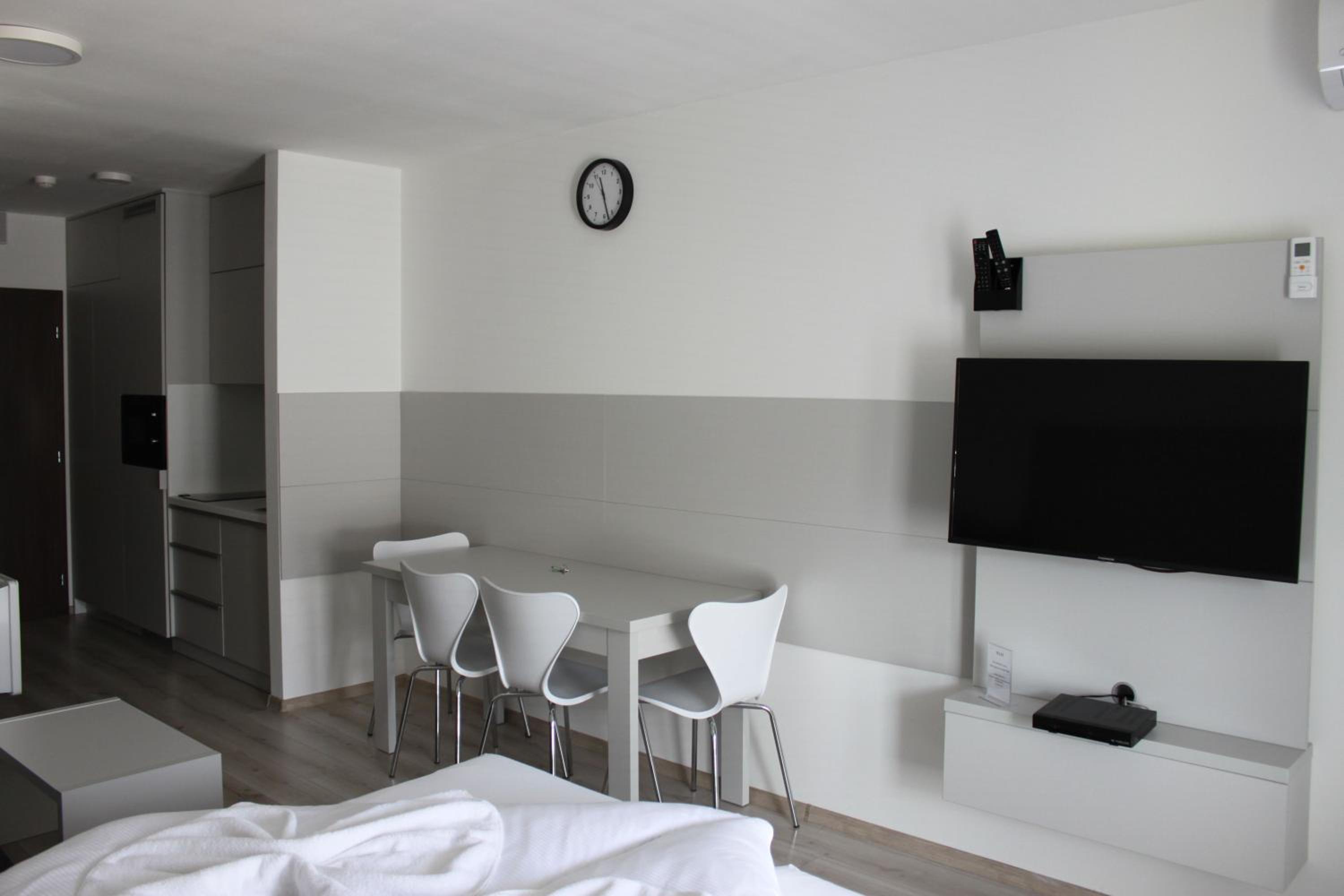 King Studio with Sofa Bed - Photo 6