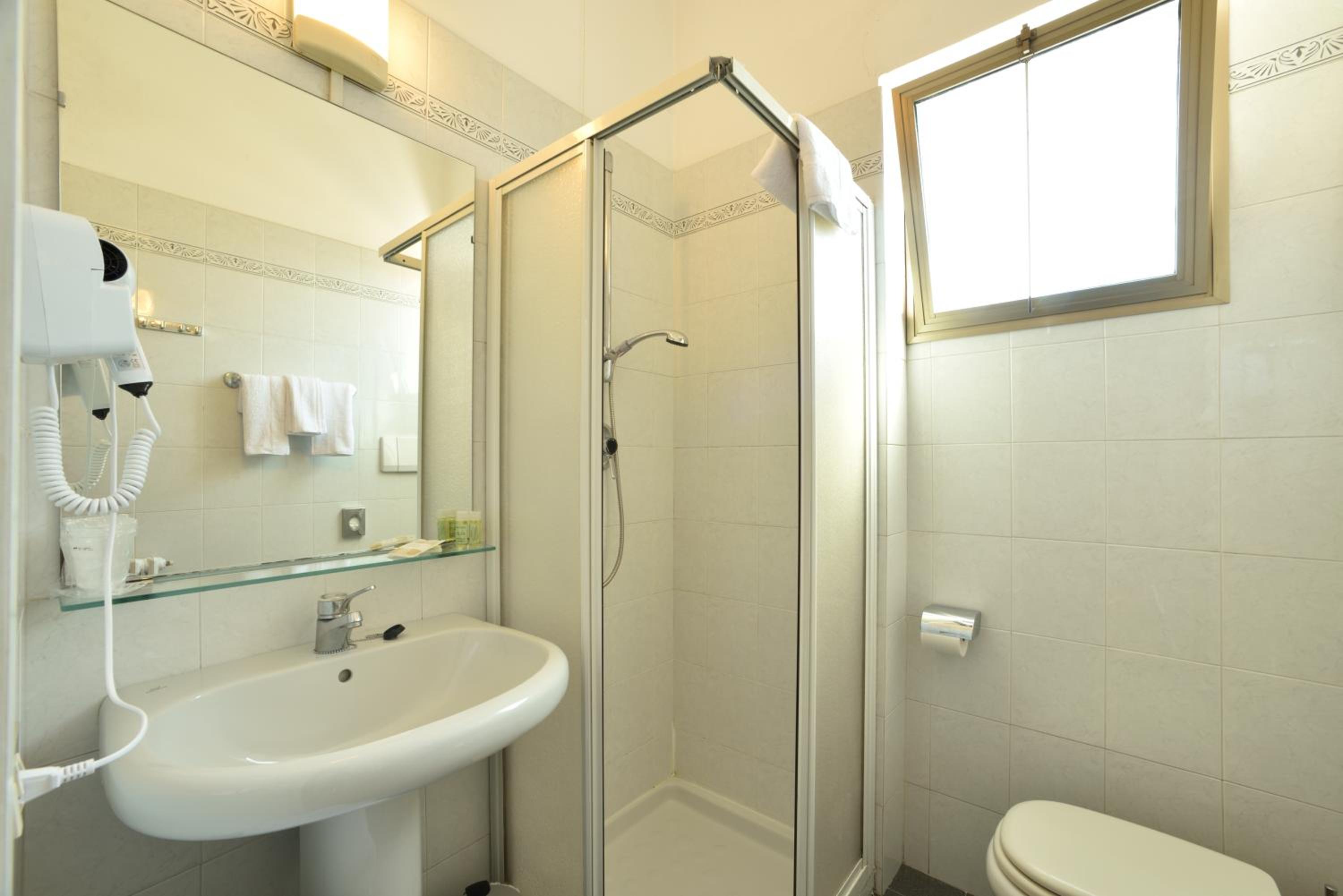 Double Room with Private Bathroom - Photo 4