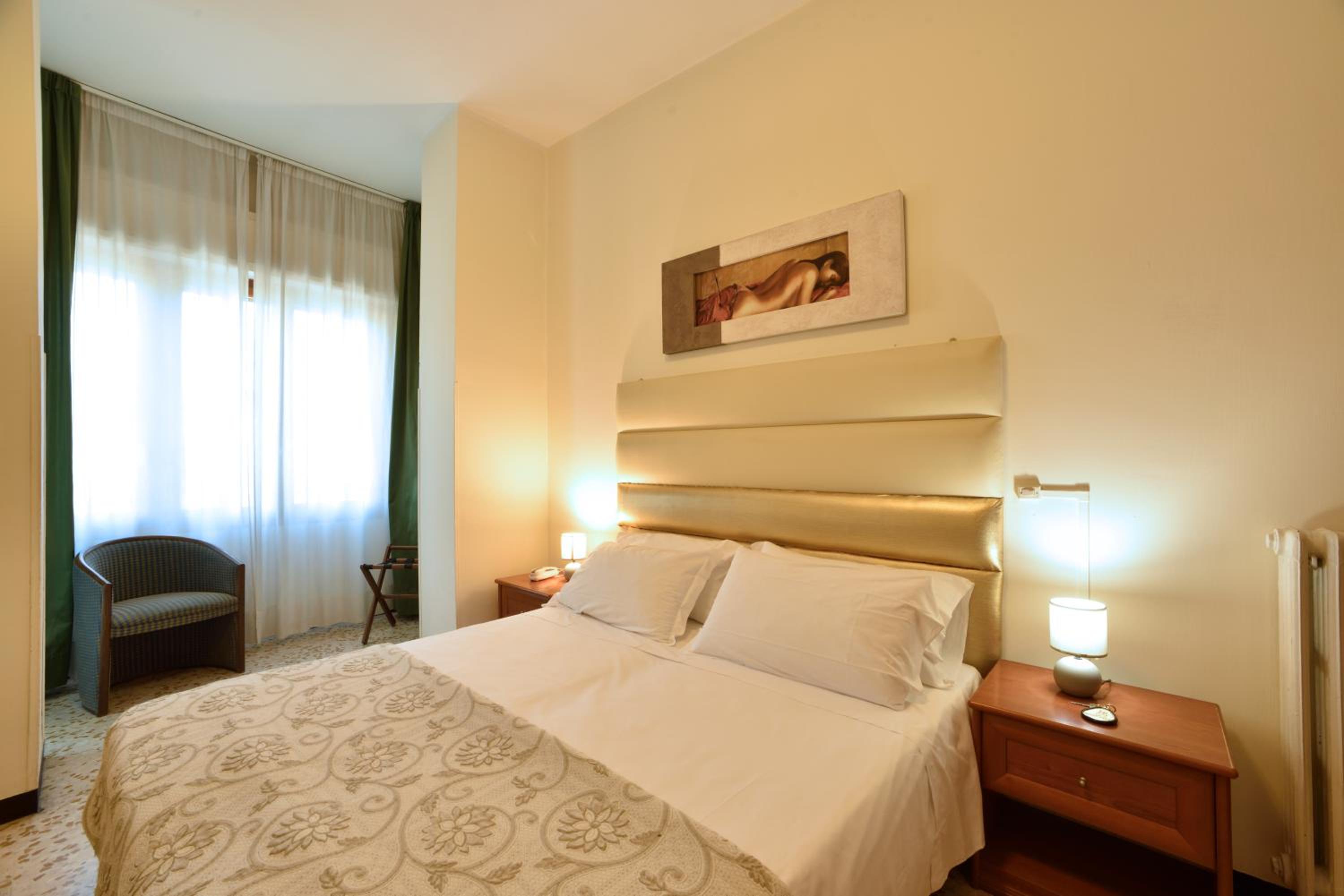Double Room with Private Bathroom - Photo 13