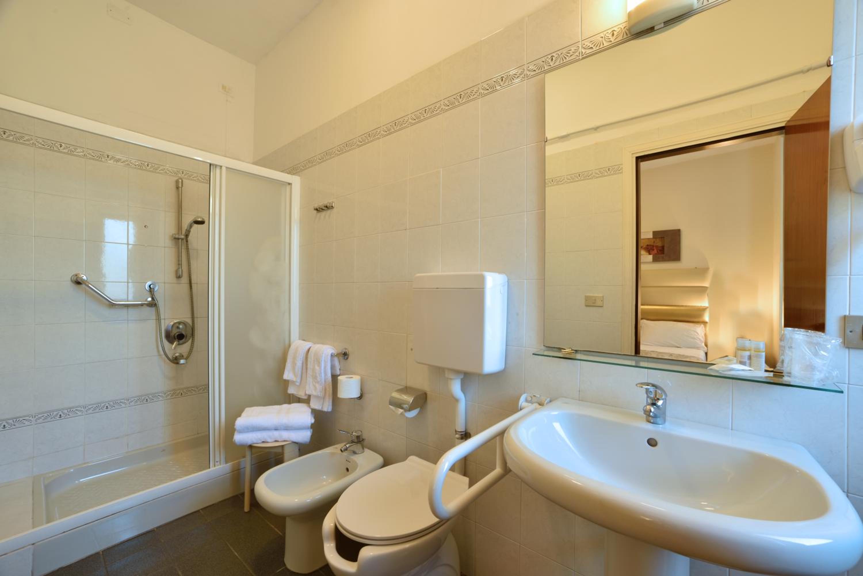 Double Room with Private Bathroom - Photo 9