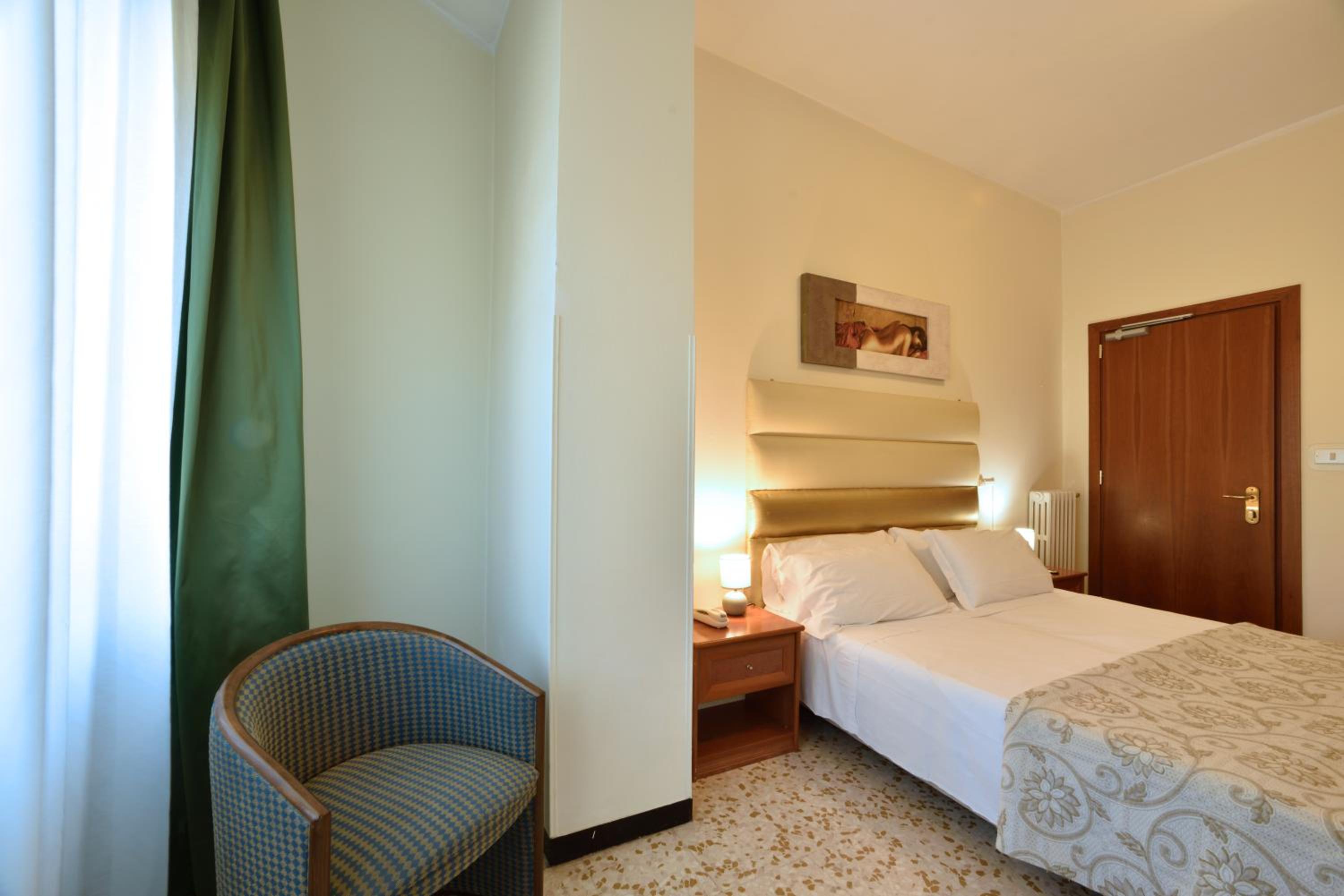 Double Room with Private Bathroom - Photo 6