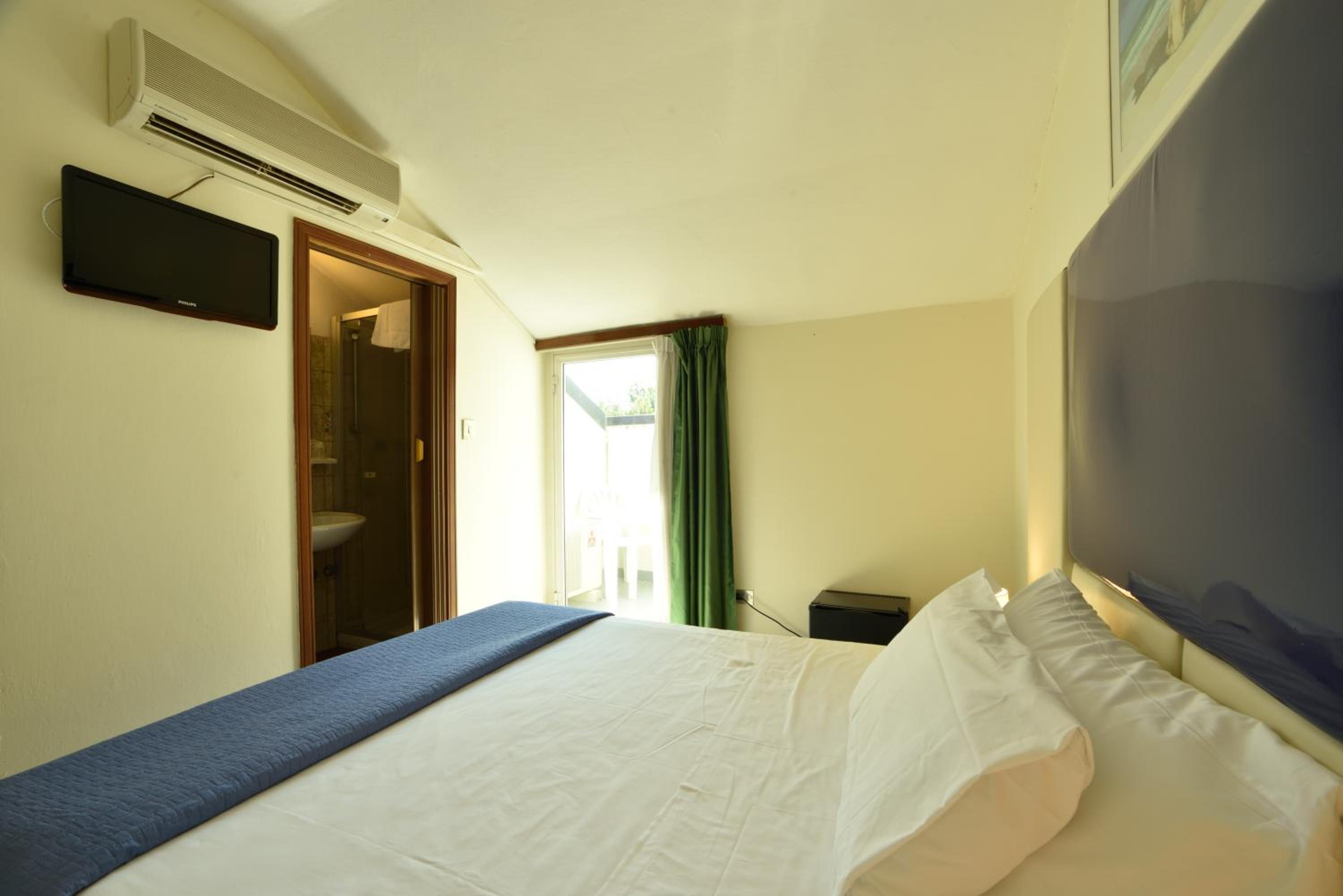 Double Room with Private Bathroom - Photo 12