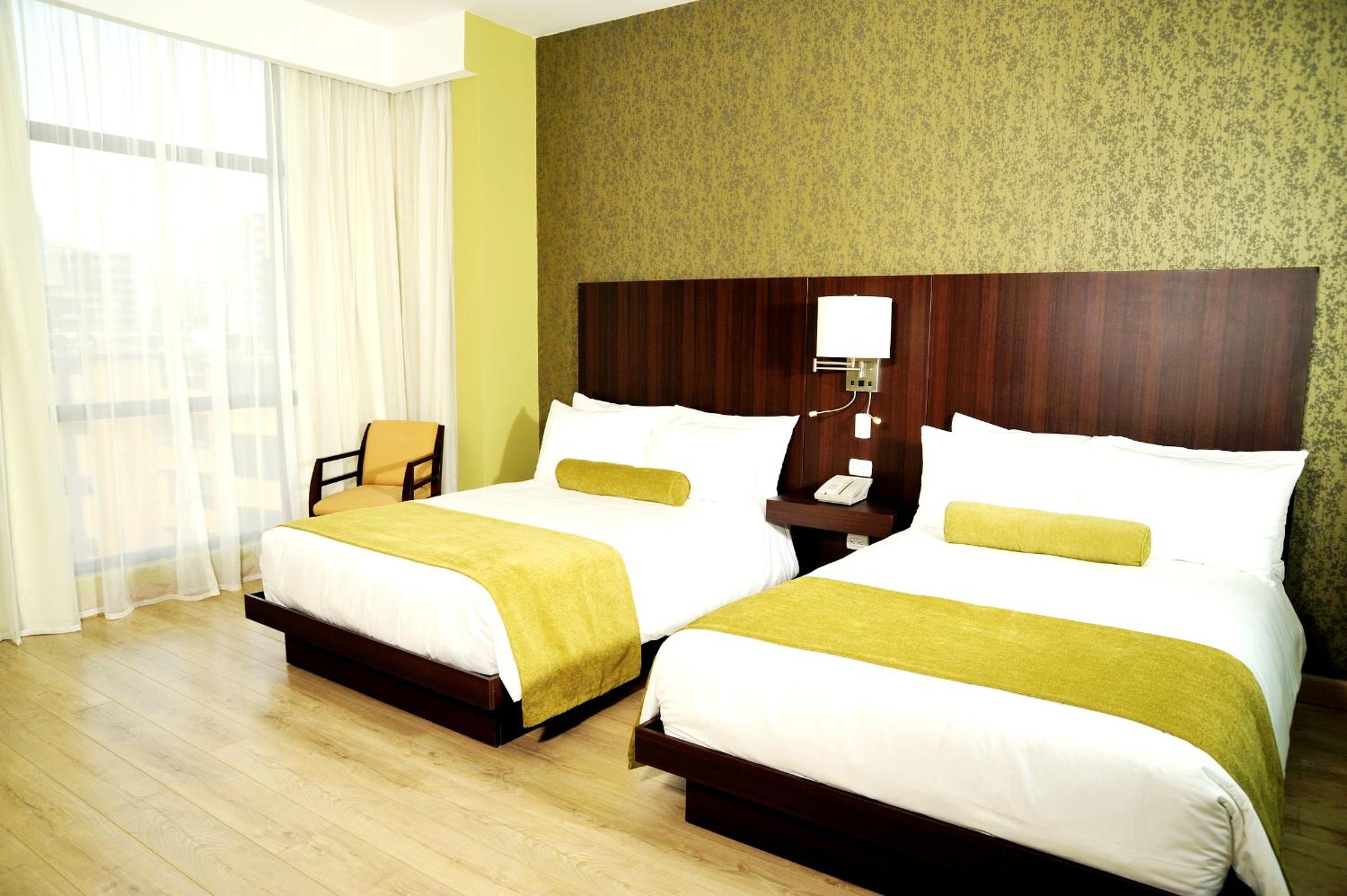 Twin Room - Non-Smoking thumbnail 5